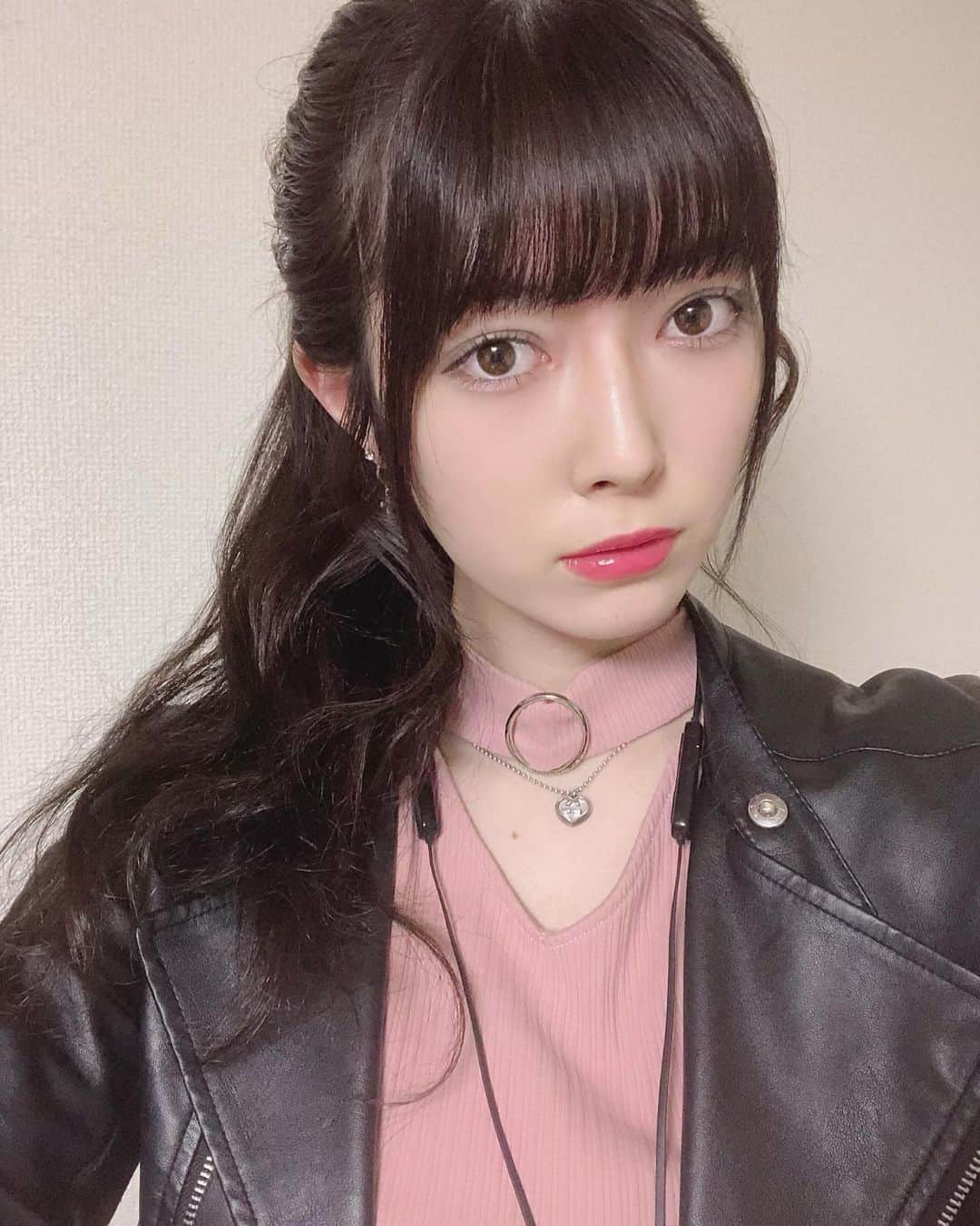 日下部美愛のインスタグラム：「無表情な写真 . . #photo #japan #model #me #code #fashion #makeup #followme #instagood #camera #selfie #instadaily #dailylook #ootd #한국 #맞팔 #사진 #데일리 #데일리룩 #인스타사진 #인스타그램 #일본인 #패션 #패션스타그램 #오오티디 #ファインダー越しの私の世界」