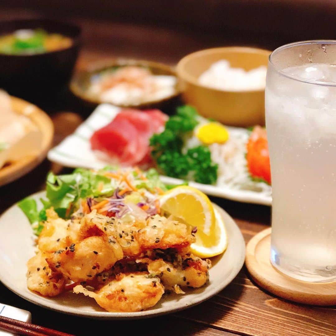 ゆうきさんのインスタグラム写真 - (ゆうきInstagram)「ちょっと贅沢した日の晩ごはん。 大好物のお刺身と天ぷらでしあわせ。  ごまとり天は、 そぎ切りした鶏胸肉を醤油・酒・おろし生姜で浸けて、市販の天ぷら粉に黒ごま混ぜて揚げました。  筍の磯辺天ぷらも😚👌 ・ ・ ・ #晩ごはん#夜ご飯#夕食#おうちごはん#献立#和食#レシピ#簡単レシピ#マカロニメイト#フーディーテーブル  #dinner#japanesefood#foodpic#yummy」5月22日 20時16分 - yuukitohikari