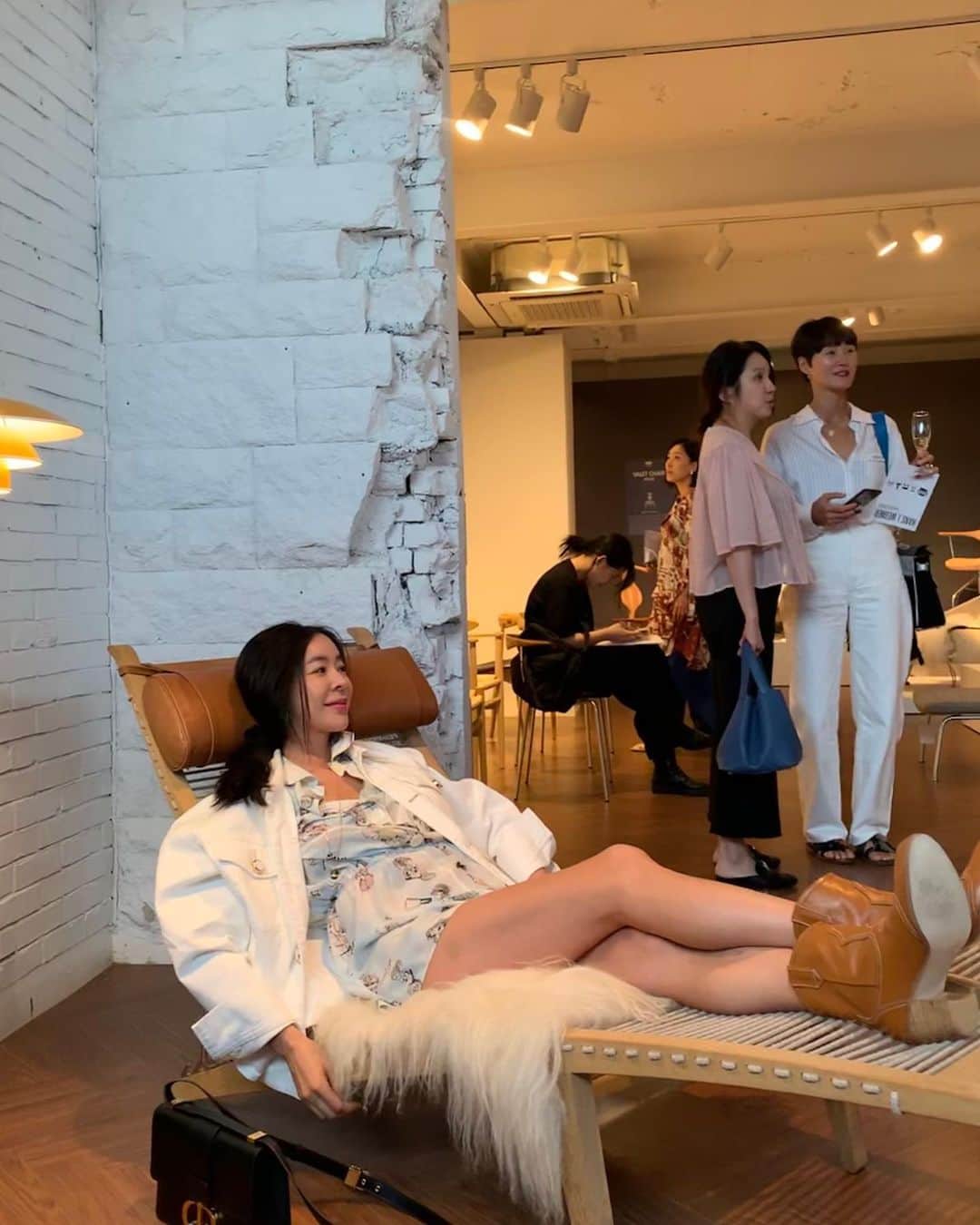 リー・ウネ・ヨンさんのインスタグラム写真 - (リー・ウネ・ヨンInstagram)「#장인정신🤭 #한스베그너하우스 #더맨션 @themansion_official #Wegnerhouse ”멋져!!!! 다시보러 가야지!”」5月22日 20時07分 - leehaeyoung1730