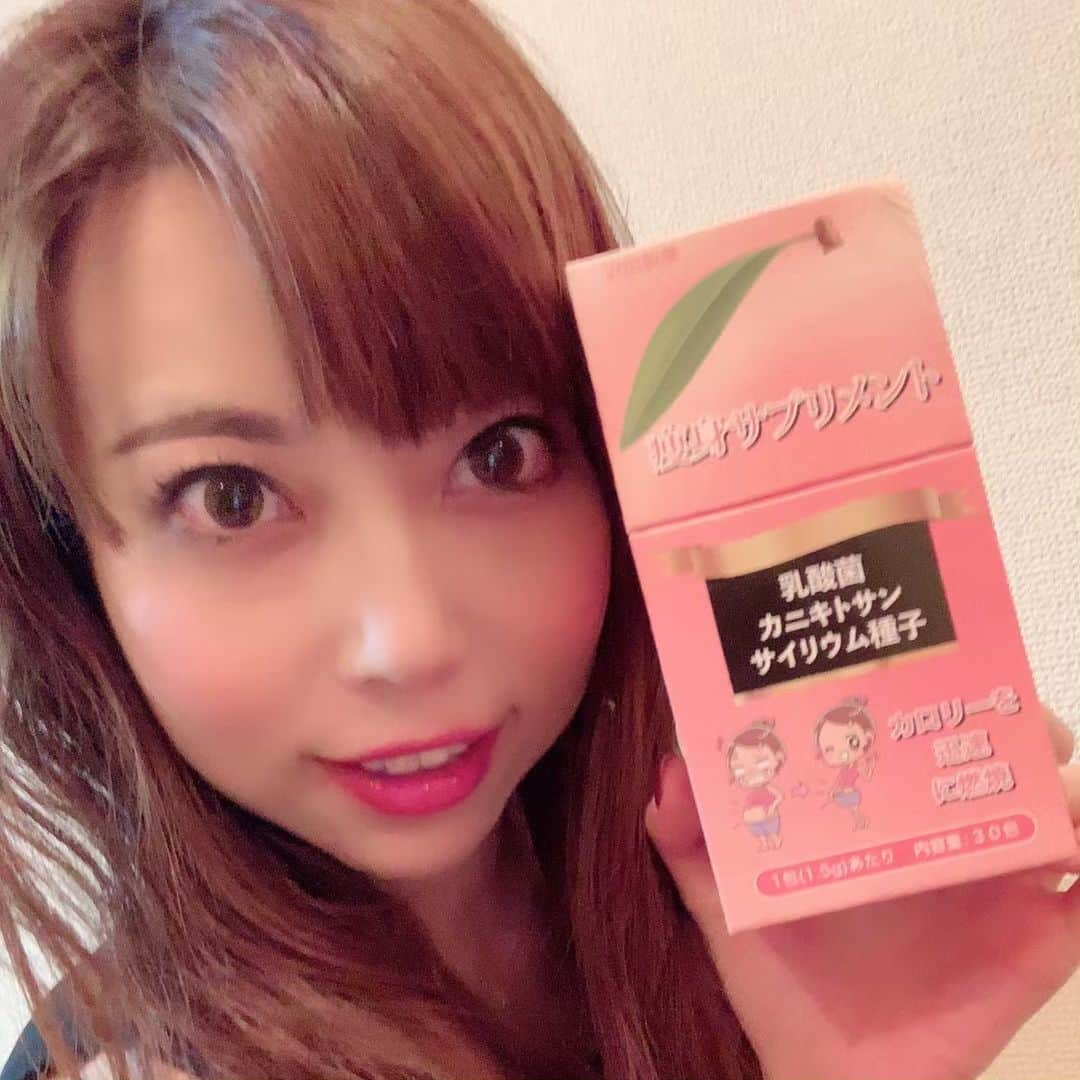 前田友理香さんのインスタグラム写真 - (前田友理香Instagram)「この度！ ﻿ 香港で発売される沢田製薬さんのアンバサダーに任命されました！！ ﻿ ﻿ 沢田製薬さんの「痩身サプリメント」を飲みはじめたよぉー！ ﻿ ピーチ味で飲みやすい🍑 ﻿ ﻿ 日本では未発売なのです。 ﻿ ﻿ お食事をする30分前にこのサプリメントを飲んでいます。 ﻿ 消化器官の改善や免疫力を高めてくれるみたい！！ さぁ、楽しみだわぁ！ ﻿ ﻿ 他力本願はいけないけどさぁ。 ﻿ ラーメン好きなんだもの。 ﻿ ラーメン2日に一回は食べてます。。。 減らそうと思ってはいるけど、やめられないっ😫💦﻿ ﻿ 水着を着れるBODY目指さなきゃ！！！﻿ ﻿  #沢田製薬 #痩身 #サプリメント #脂肪燃焼 #酵素 #キトサン #消化器官の改善 #乳酸菌 #日本製 #女子力 #夏までに何とかしたい #みんなにおススメ#Fatblockpowder #peachjuice #weightloss #ondiet #slimming #madeinjapan」5月22日 20時08分 - yurikamaeda