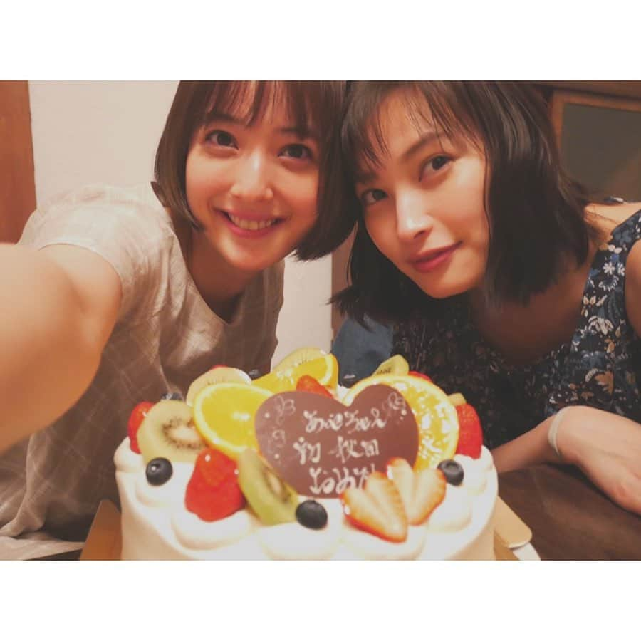 佐々木希さんのインスタグラム写真 - (佐々木希Instagram)「秋田の家族も一緒に みんなで#LEON の、ピザを食べました🍕 母が あやにケーキ用意していてびっくり。笑 「初秋田おめでとう」だそうです😙  #大政絢 さん #秋田旅  #LEON」5月22日 20時10分 - nozomisasaki_official