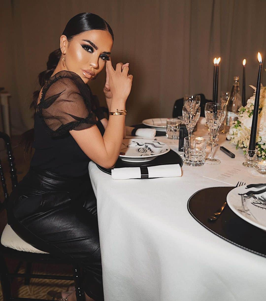 iluvsarahiiさんのインスタグラム写真 - (iluvsarahiiInstagram)「Snacks belong on the table 😋 are we feeling this Smokey eye ?! #iluvsarahii #merciermoments Top #zara  Pants #houseofcb」5月23日 7時00分 - iluvsarahii