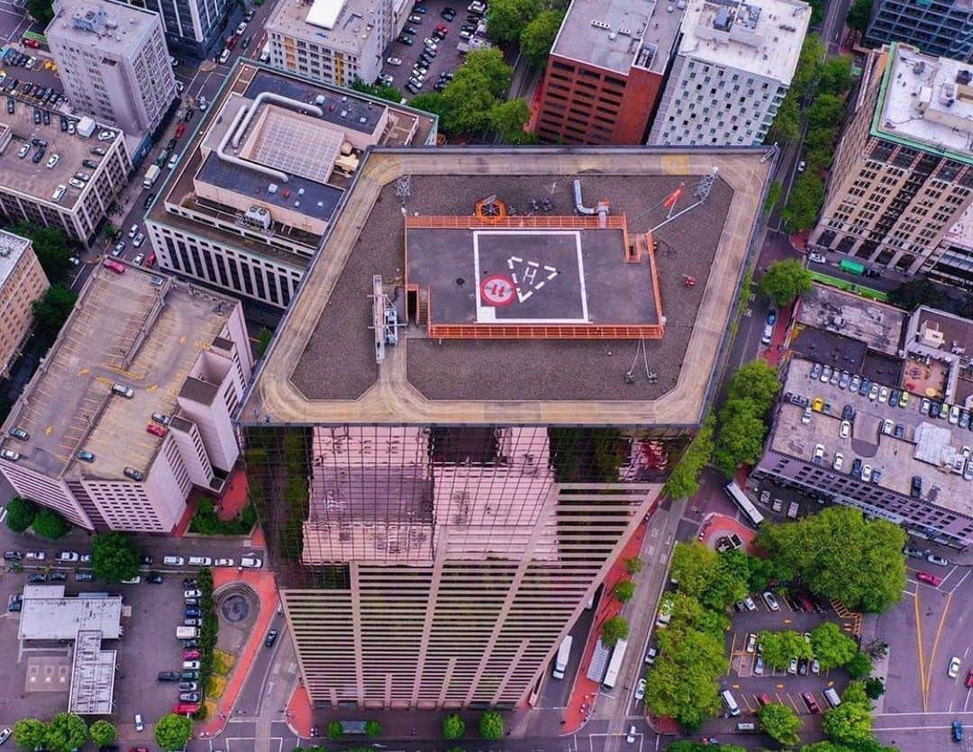 Portlandさんのインスタグラム写真 - (PortlandInstagram)「It’s all about perspective. Great shot @pnwaerialist 📍US BANCOR BUILDING #portland #pdx #portlandnw #drone」5月23日 7時01分 - portland