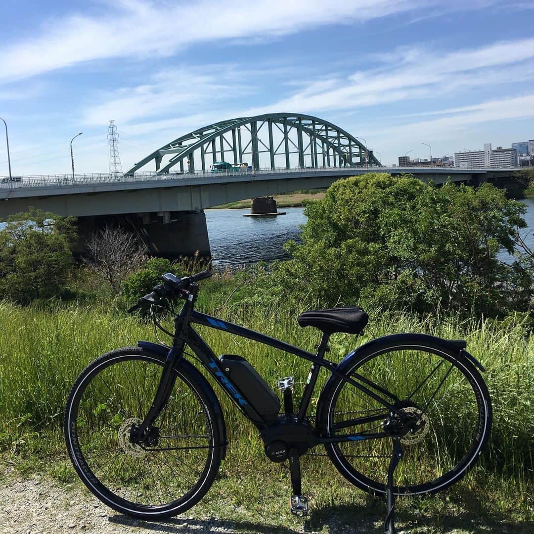 珠久美穂子さんのインスタグラム写真 - (珠久美穂子Instagram)「朝から風を感じ 18キロの道のりを 自転車で出勤しました🚵‍♂️ 途中、カラスに襲われそうに なりましたけど…。 次はいつ乗ろうかしら😎  #trek  #bicycle  #bicycling」5月23日 7時03分 - shukumihoko