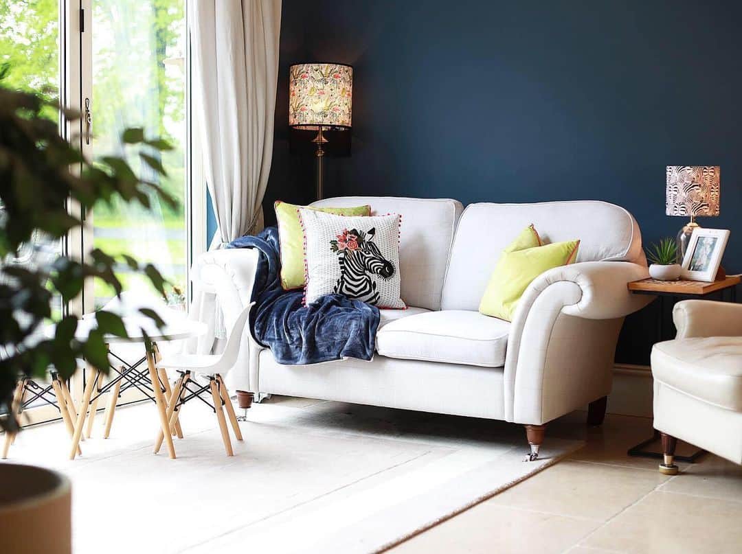 ローラアシュレイのインスタグラム：「We are in love with the striking colour contrasts in this modern lounge room from @ourgrowingstory. Our Mortimer sofa makes a stunning centrepiece 😍」