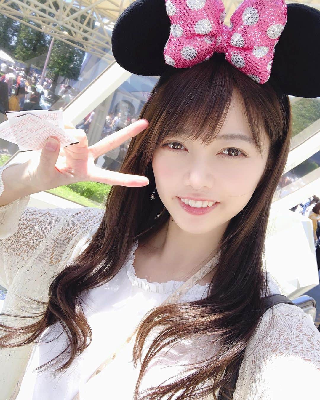 嶋村瞳さんのインスタグラム写真 - (嶋村瞳Instagram)「いつもファンの方にチケット2枚頂くので、またママと行ってきたよ！  #model #picoftheday #ootd #ootdfashion  #make #fashion #instagood #instalike  #beautiful #instapic #instafashion #セミロング #似合わせカット #ヘアアレンジ #小顔ヘア #小顔 #美白 #美肌 #黒髪 #メイク #ボートレース #リポーター #グラビアアイドル  #モデル #撮影会 #ディズニー #ディズニーランド #disney #ファッション #コーデ」5月23日 5時34分 - hitomi_shimamura_official