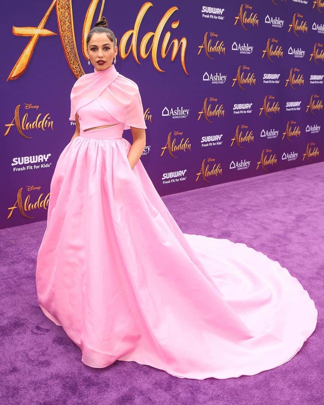 Teen Vogueさんのインスタグラム写真 - (Teen VogueInstagram)「@NaomiGScott was the epitome of "pretty in pink" at the @DisneyAladdin premiere 🤩💕(also, shoutout to @MenaMassoud on the gown assist!). Read more about her custom @BrandonMaxwell look at the link in bio.」5月23日 5時34分 - teenvogue