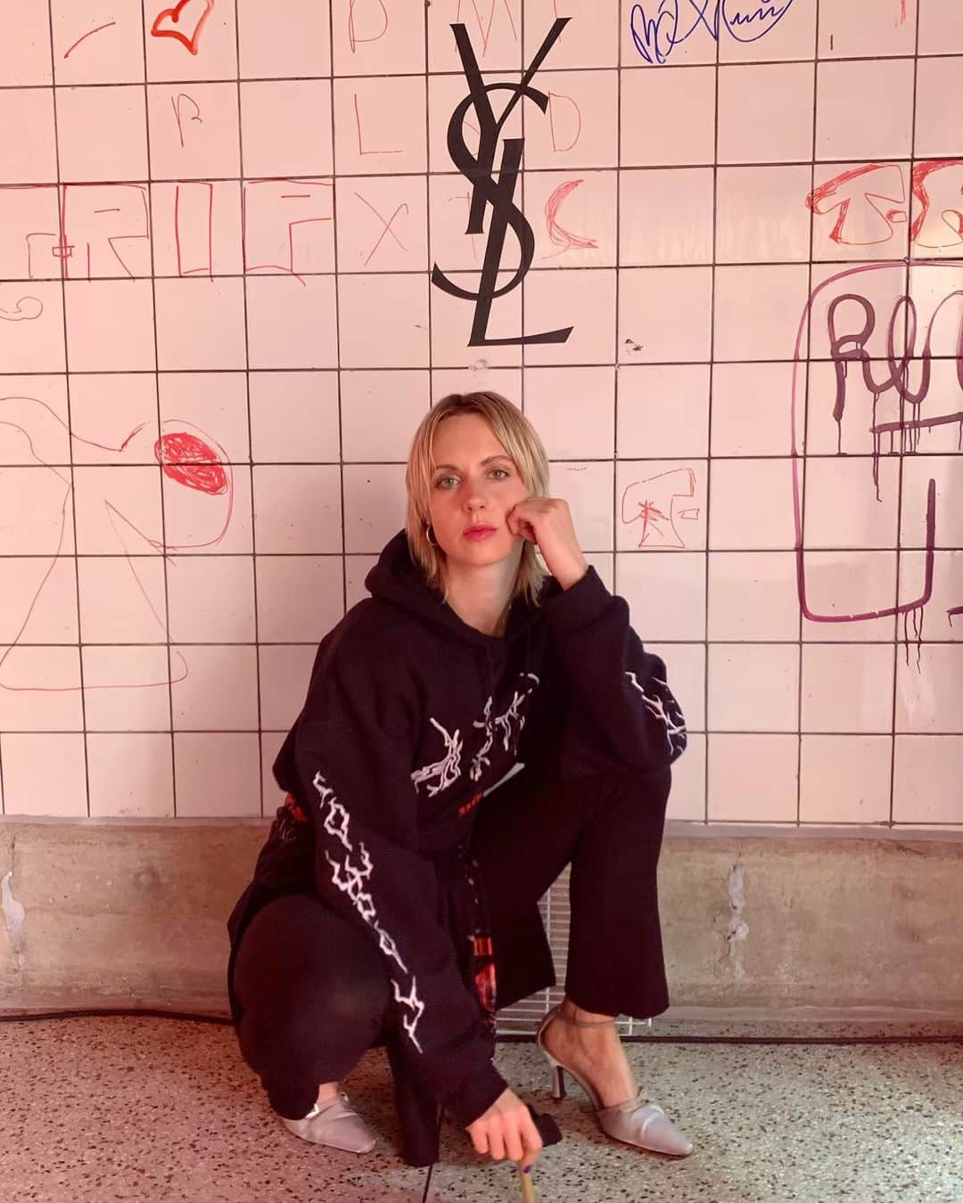 MOさんのインスタグラム写真 - (MOInstagram)「Excited to be performing at the YSL Beauty Club tonight! Feeling the sauce #BlackOpiumintense 🖤🔮🌑」5月23日 5時41分 - momomoyouth