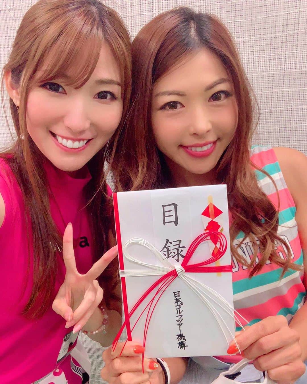 のインスタグラム：「おはようございます！ 先日のファンミーティングにて。 ちなってぃとなつみんチーム優勝❤️ いえーーーいの写真🎵🎵 クイズ大会も面白かったー🎵 . #日本ゴルフツアー選手権SNSアンバサダー #日本ゴルフツアー選手権 #森ビルカップ #宍戸ヒルズカントリークラブ #JGTO #ゴルフ女子 #ゴルフ男子 #ゴルフ好き #ゴルフ大好き #golfgirl  #女子会 #筋肉女子 #二の腕 #筋肉 #筋トレ女子 #ゴルフウェア #ゴルフコーデ #ゴルフファッション #ヒルズゴルフアカデミー  #優勝」