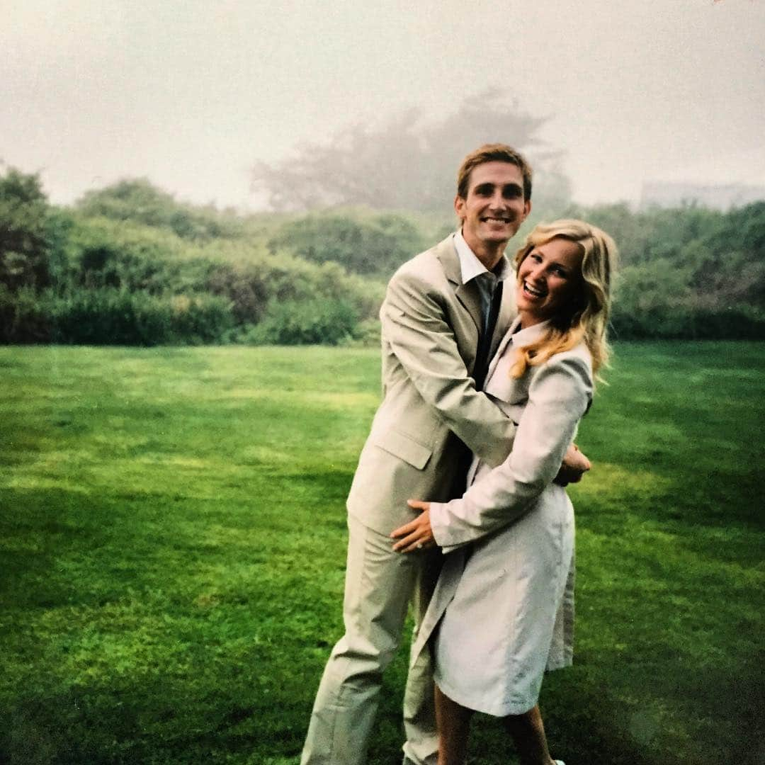 ジェシカ・キャプショーさんのインスタグラム写真 - (ジェシカ・キャプショーInstagram)「Fifteen years of marriage with this total dreamboat... Love, laughter, commitment, learning, more laughter, kids, community, travel, nesting, even more laughter, respect, inspiration and then even more LOVE. I’m so grateful to be in this together, forever.  I love you @christopher_gav ❤️❤️ 📸: @johndolanphotog」5月23日 5時45分 - jessicacapshaw