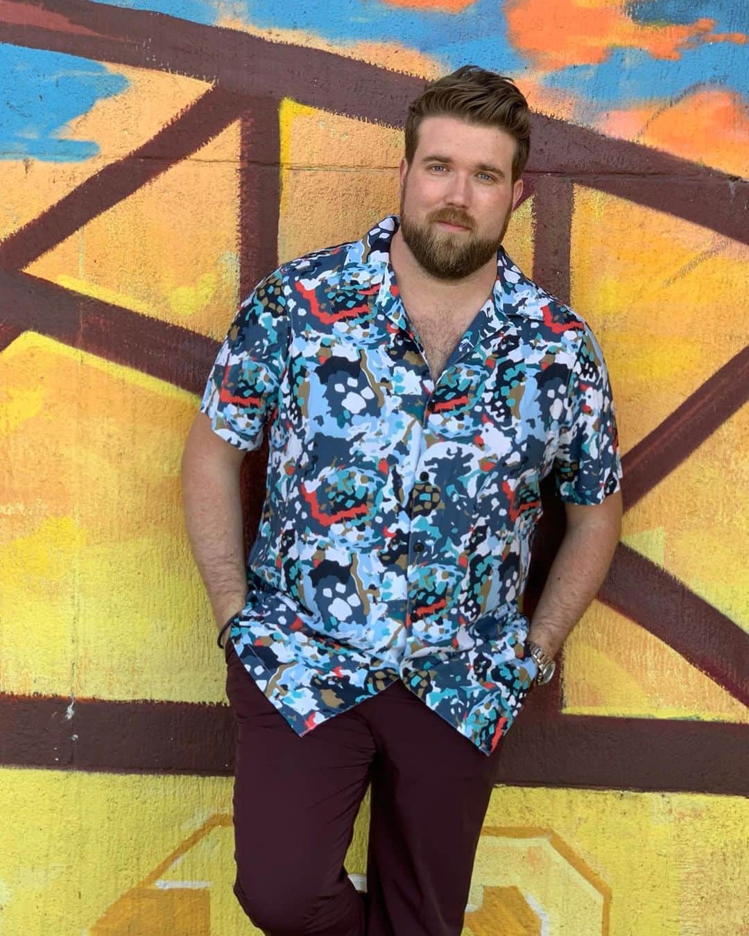 ペリーエリスのインスタグラム：「Graphic shirts are a #MDW essential. Available in extended sizes. Tap to shop. 📷 @zachmiko #LifeReadySince1976」