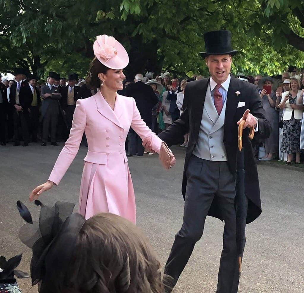 People Magazineさんのインスタグラム写真 - (People MagazineInstagram)「One of the sweetest photos of Kate Middleton and Prince William wasn’t taken by a professional photographer — or even posed! 💕 Lucy Stafford snapped a candid pic of the royal couple that could be straight out of a musical. (There are some strong Mary Poppins vibes!) | 📷: Courtesy @lucystaffie」5月23日 5時46分 - people
