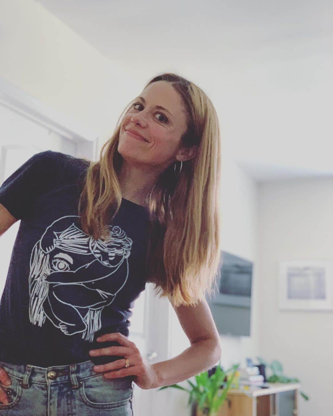 クレア・コフィーのインスタグラム：「New drop-off uniform! The @atomicmoms x @madelinedonahue merch is 💙💙💙 —————— www.atomicmoms.com #madeinusa」