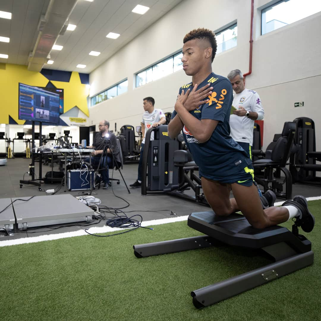 サッカー ブラジル代表チームさんのインスタグラム写真 - (サッカー ブラジル代表チームInstagram)「Chegaram cedo e foram suar a camisa na academia da Granja Comary! 🏋💪⚽🇧🇷 ⠀ Fotos: @lucasfigfoto / CBF」5月23日 5時55分 - cbf_futebol