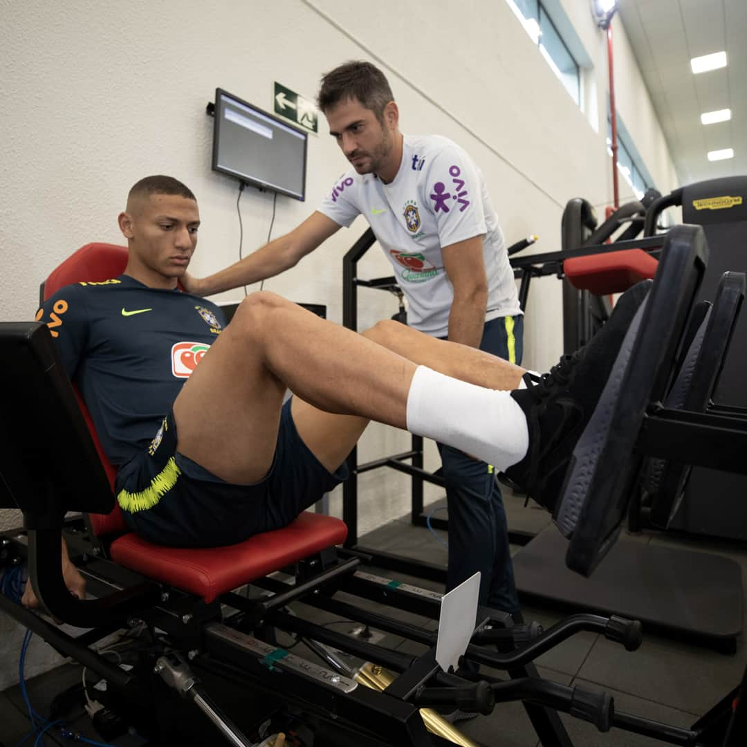 サッカー ブラジル代表チームさんのインスタグラム写真 - (サッカー ブラジル代表チームInstagram)「Chegaram cedo e foram suar a camisa na academia da Granja Comary! 🏋💪⚽🇧🇷 ⠀ Fotos: @lucasfigfoto / CBF」5月23日 5時55分 - cbf_futebol