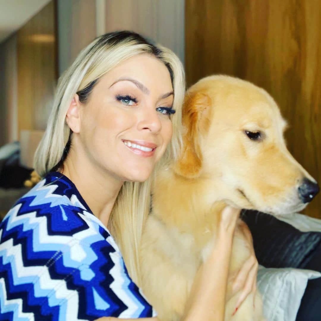 レナータ・ファンさんのインスタグラム写真 - (レナータ・ファンInstagram)「No meu post anterior estava com o #Messi e gostei tanto das nossas fotos que trago mais duas com este esperto e afetivo dog ❤️😍 #doglovers #goldenretriever」5月23日 6時02分 - renatafan