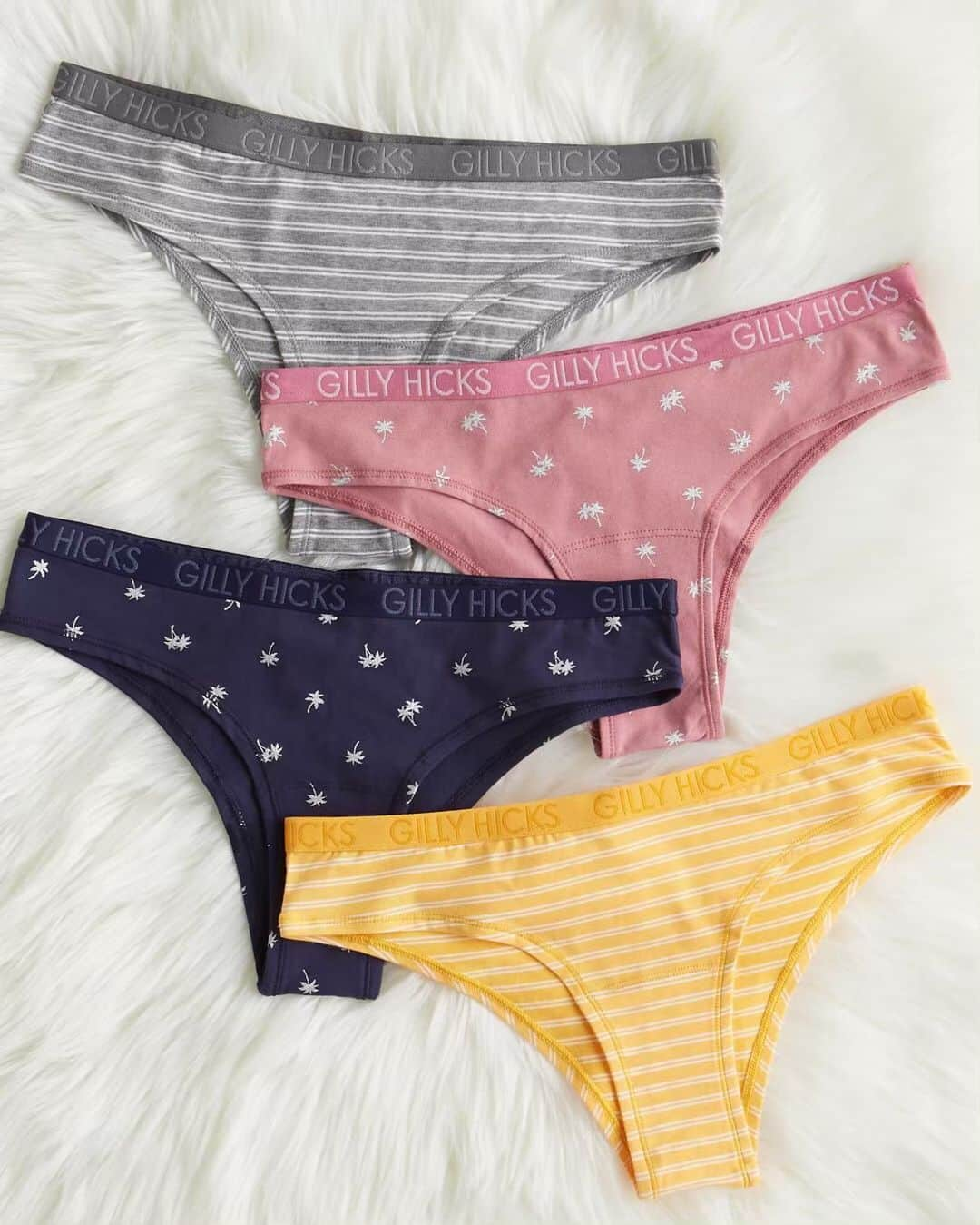 Hollister Co.さんのインスタグラム写真 - (Hollister Co.Instagram)「Us to ourselves (& new underwear): And I promise that nobody's gonna love you like me-e-e.  #gillyhicks」5月23日 6時03分 - hollister