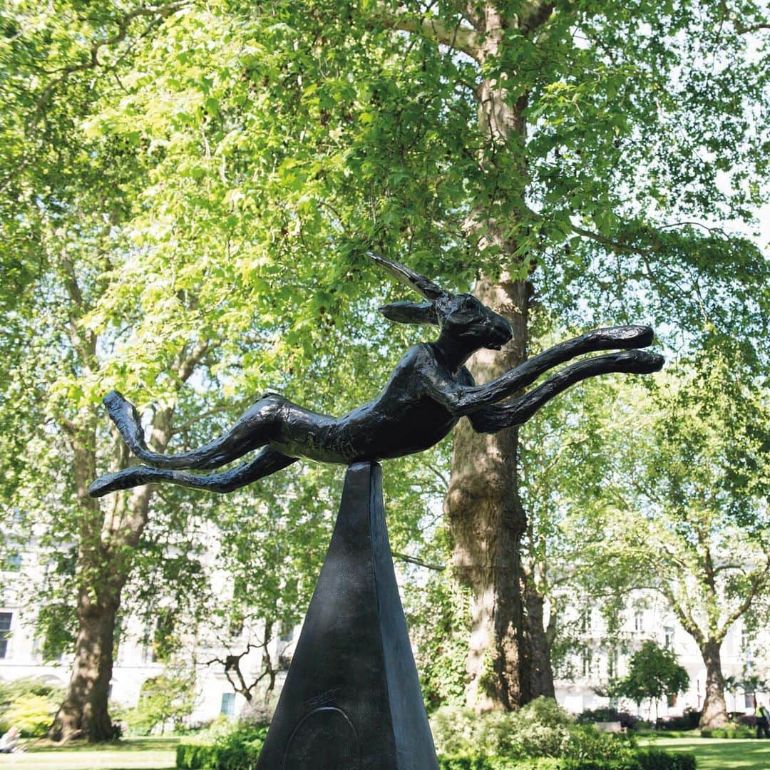 クリスティーズさんのインスタグラム写真 - (クリスティーズInstagram)「Our annual Sculpture in the Square exhibition returns, this year featuring artworks by Barry Flanagan, Henry Moore, Emily Young and more.⠀ .⠀ Explore more in the peaceful surroundings of St James’s Square, London – on view until 17 June.⠀ .⠀ 1. Barry Flanagan, ‘Hare on Pyramid’, 1988. Estimate: £400,000-600,000 | 2. Henry Moore, ‘Working Model for Oval with Points’, c. 1968-69. Estimate: £700,000-1,000,000 | 3. Emily Young, ‘Helios’, 1990s. Estimate: £150,000-250,000.⠀ .⠀ Modern British Art Evening Sale – 17 June at Christie's London.⠀ .⠀ #sculptureinthesquare #art #artwork #artist #modernart #london #sculpture #barryflanagan #henrymoore #emilyyoung」5月23日 6時11分 - christiesinc