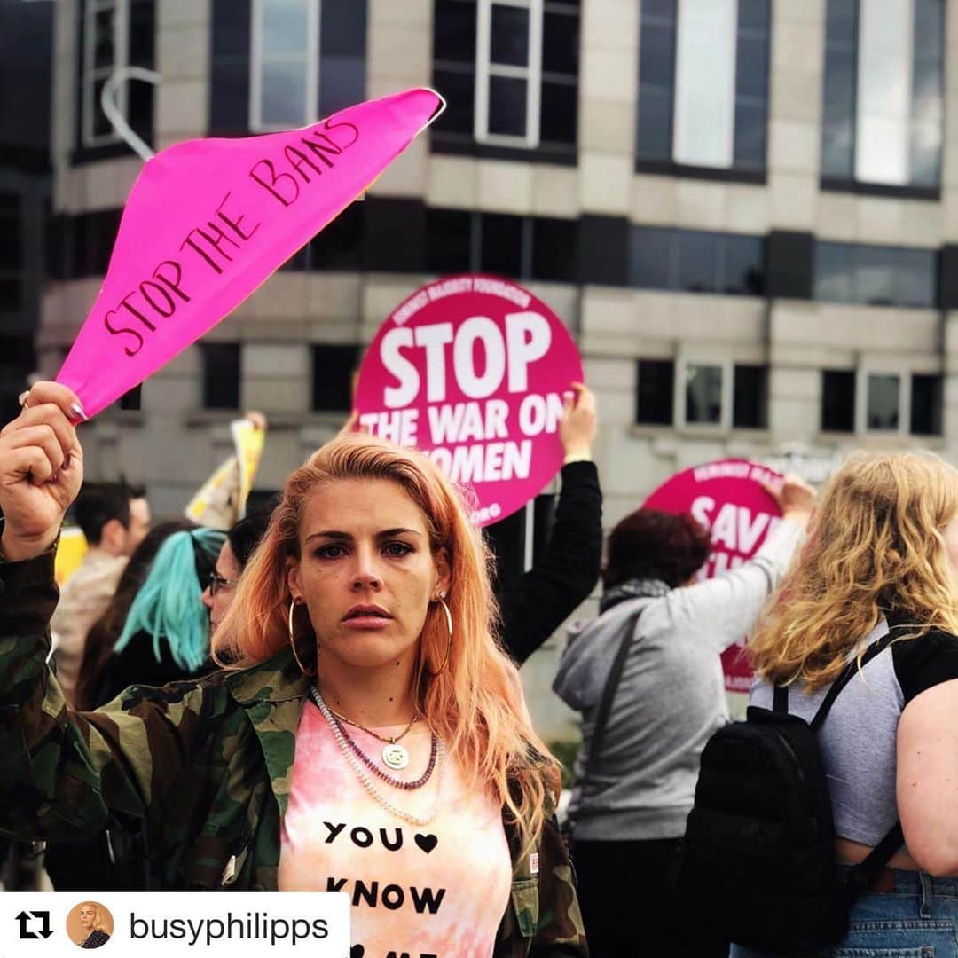 エリザベス・パーキンスさんのインスタグラム写真 - (エリザベス・パーキンスInstagram)「#Repost 💪💪💪Thank you @busyphilipps for always fighting the hard fight. #stopthebans ・・・ I'm grateful to everyone that showed up at the #stopthebans events around the country. But I have to say, I'm just fucking sad we have to be doing this. I'm so so sad. But the good news is I'm not tired. I actually never get tired. And also. I'm SO full of rage right now. So there's that. Donate and get involved no matter what city you live in. Cause bb, they're coming for ALL of our rights. THERE IS NO TRUE EQUALITY WITHOUT BODILY AUTONOMY. @prochoiceamerica @plannedparenthood @reprorights @womensmarch @yellowfund」5月23日 6時16分 - elizabethperkins