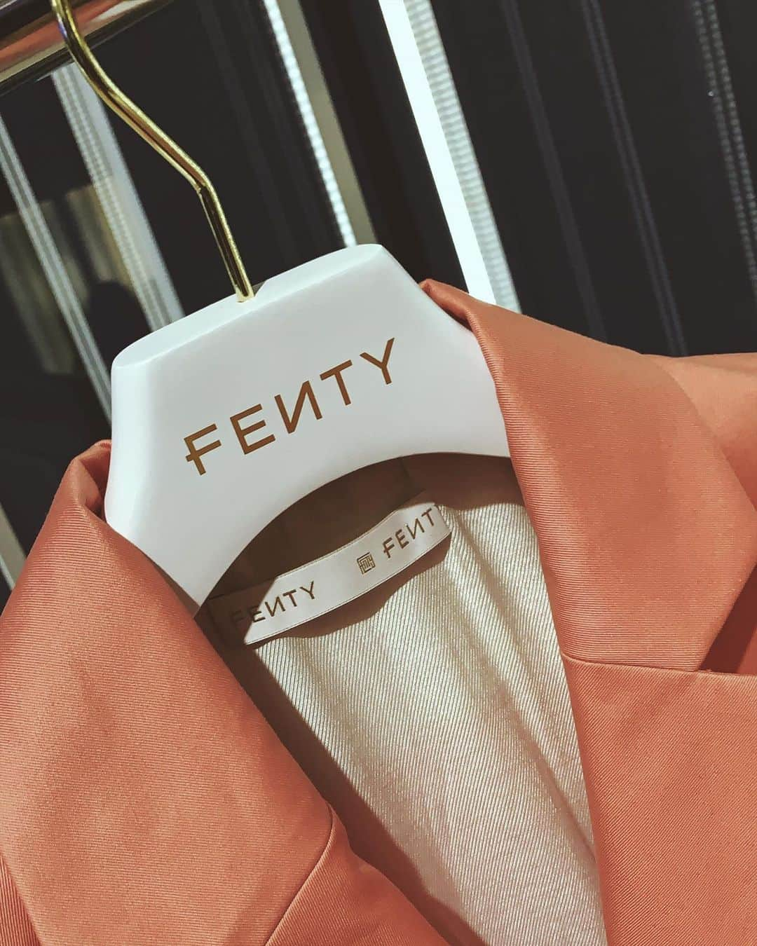 オリヴィエ・ルスタンさんのインスタグラム写真 - (オリヴィエ・ルスタンInstagram)「FENTY THE NEW ERA 🙏🏽 @badgalriri @fenty」5月23日 6時24分 - olivier_rousteing