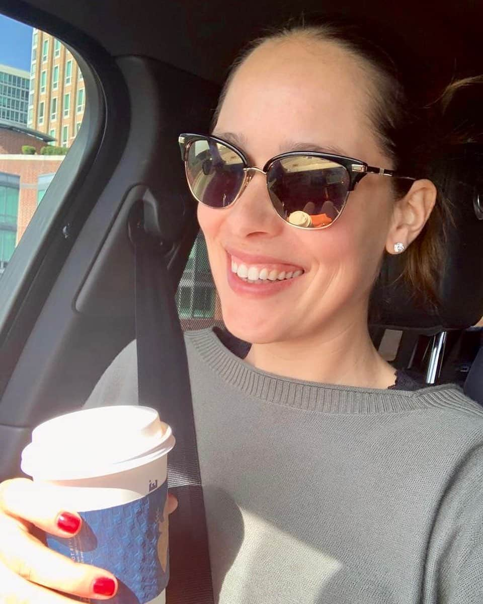 アナ・イバノビッチさんのインスタグラム写真 - (アナ・イバノビッチInstagram)「Coffee on the go while sitting in traffic...It’s such a beautiful day in Chicago!! ☀😎」5月23日 6時27分 - anaivanovic