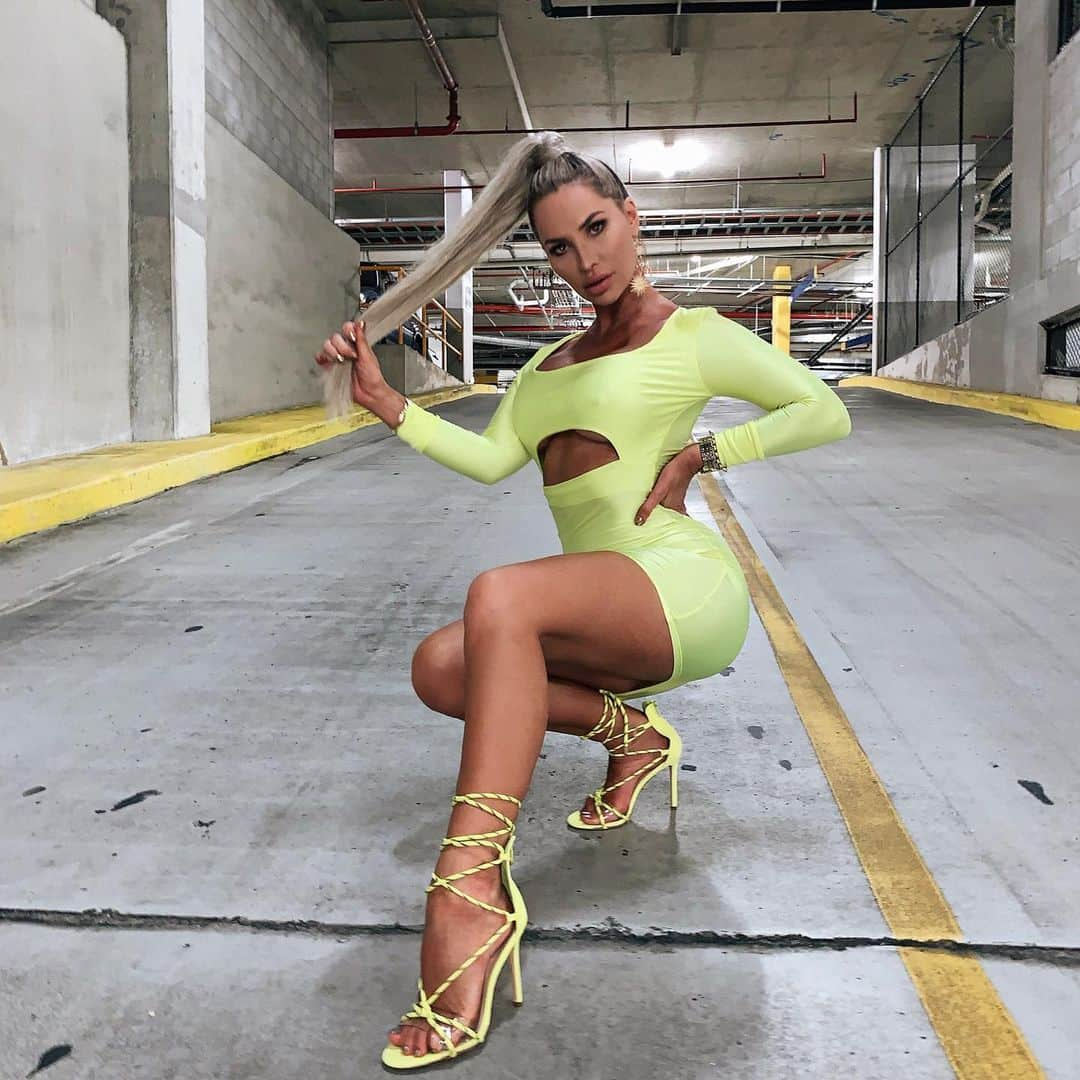 Rosanna Arkleさんのインスタグラム写真 - (Rosanna ArkleInstagram)「Underground-ishhh- Whole fit @fashionnova 💚💛」5月23日 6時29分 - rosannaarkle