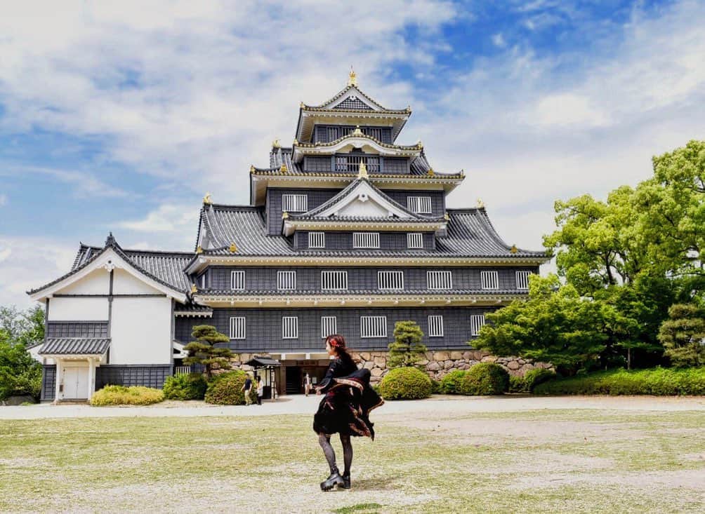 yucat（加藤有加利）さんのインスタグラム写真 - (yucat（加藤有加利）Instagram)「yucat ワンマンライブ@岡山城 PARALLEL LIVE 番外編～岡山ノ城ノ陣～ 2019.5.19. sun.  Thank you Sold Out!! ・ ・ いつものライブとは違い、お城観光あり、お弁当あり、ライブあり、お見送りありの盛りだくさんな内容でお届けしました。 普段は中に入れない不明門（あかずのもん）の中を開けていただきライブ会場を作り上げたのですが、照明や作り込んだモノが無いライブも珍しく、でもその代わりにみんなの表情がダイレクトに届いていつにも増して心を読み取れるライブでした。 私はこれ以上に愛の溢れた時間を他に知らないよ。 愛おしくてたまらないひと時でした(´°̥̥̥̥̥̥̥̥ω°̥̥̥̥̥̥̥̥｀) 参加して下さった皆様ありがとうございました！ ・ 去年FM岡山に呼んで下さった事がきっかけで今回の岡山城ワンマンライブが実現しました。 DJ牛嶋さんが企画の段階で下見に行けない私のためにたくさん写真や動画を送って下さったり今回もいっぱいいっぱいお世話になってしまいました。本当感謝です。 また夏にも岡山に行きます！！ 7/20（土）岡山県井原市美星町の七夕まつりにも出演するので今からとても楽しみです💫 ・ さぁ、次のライブたちに向けて準備します！！ またライブで会いましょー٩(๑❛ᴗ❛๑)۶ 【今後のライブ情報】 ●5/26（日）フリーライブ @浜川崎 ふれあい祭り 13:40頃〜 ●6/8（土）フリーライブ 14:00唐 @ お台場デックス4階台場一丁目商店街タワー広場 ●7/20（土）岡山県井原市美星七夕まつり出演 ●7/27（土）ワンマンライブvol.15 @恐竜レストラン🦖 ●8/18（日）FC王族会員限定ワンマンライブ ・ ・ #yucat #加藤有加利 #rythem #岡山城 #ワンマンライブ #不明門 #live  #岡山 #城  #japan #castle #okayamacastle #singer #singersongwriter #guitar #yashiro #manipulator #久保こーじ #和装 #和 #ozzonjapan #ozzon #ozz #ozzcroce #ozzoneste  #gothic #和ゴス #和テイスト #ゴス #ゴシック」5月23日 6時41分 - yucat1031