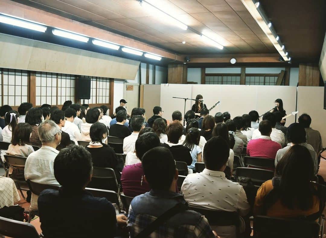 yucat（加藤有加利）さんのインスタグラム写真 - (yucat（加藤有加利）Instagram)「yucat ワンマンライブ@岡山城 PARALLEL LIVE 番外編～岡山ノ城ノ陣～ 2019.5.19. sun.  Thank you Sold Out!! ・ ・ いつものライブとは違い、お城観光あり、お弁当あり、ライブあり、お見送りありの盛りだくさんな内容でお届けしました。 普段は中に入れない不明門（あかずのもん）の中を開けていただきライブ会場を作り上げたのですが、照明や作り込んだモノが無いライブも珍しく、でもその代わりにみんなの表情がダイレクトに届いていつにも増して心を読み取れるライブでした。 私はこれ以上に愛の溢れた時間を他に知らないよ。 愛おしくてたまらないひと時でした(´°̥̥̥̥̥̥̥̥ω°̥̥̥̥̥̥̥̥｀) 参加して下さった皆様ありがとうございました！ ・ 去年FM岡山に呼んで下さった事がきっかけで今回の岡山城ワンマンライブが実現しました。 DJ牛嶋さんが企画の段階で下見に行けない私のためにたくさん写真や動画を送って下さったり今回もいっぱいいっぱいお世話になってしまいました。本当感謝です。 また夏にも岡山に行きます！！ 7/20（土）岡山県井原市美星町の七夕まつりにも出演するので今からとても楽しみです💫 ・ さぁ、次のライブたちに向けて準備します！！ またライブで会いましょー٩(๑❛ᴗ❛๑)۶ 【今後のライブ情報】 ●5/26（日）フリーライブ @浜川崎 ふれあい祭り 13:40頃〜 ●6/8（土）フリーライブ 14:00唐 @ お台場デックス4階台場一丁目商店街タワー広場 ●7/20（土）岡山県井原市美星七夕まつり出演 ●7/27（土）ワンマンライブvol.15 @恐竜レストラン🦖 ●8/18（日）FC王族会員限定ワンマンライブ ・ ・ #yucat #加藤有加利 #rythem #岡山城 #ワンマンライブ #不明門 #live  #岡山 #城  #japan #castle #okayamacastle #singer #singersongwriter #guitar #yashiro #manipulator #久保こーじ #和装 #和 #ozzonjapan #ozzon #ozz #ozzcroce #ozzoneste  #gothic #和ゴス #和テイスト #ゴス #ゴシック」5月23日 6時41分 - yucat1031