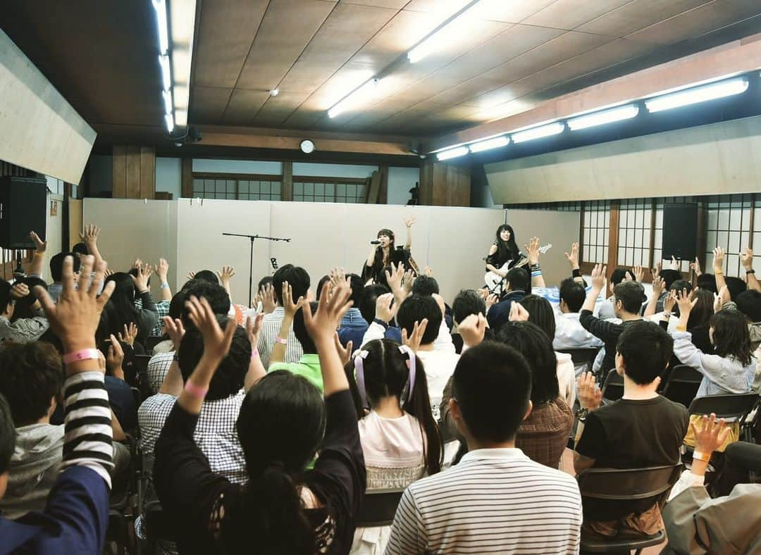 yucat（加藤有加利）さんのインスタグラム写真 - (yucat（加藤有加利）Instagram)「yucat ワンマンライブ@岡山城 PARALLEL LIVE 番外編～岡山ノ城ノ陣～ 2019.5.19. sun.  Thank you Sold Out!! ・ ・ いつものライブとは違い、お城観光あり、お弁当あり、ライブあり、お見送りありの盛りだくさんな内容でお届けしました。 普段は中に入れない不明門（あかずのもん）の中を開けていただきライブ会場を作り上げたのですが、照明や作り込んだモノが無いライブも珍しく、でもその代わりにみんなの表情がダイレクトに届いていつにも増して心を読み取れるライブでした。 私はこれ以上に愛の溢れた時間を他に知らないよ。 愛おしくてたまらないひと時でした(´°̥̥̥̥̥̥̥̥ω°̥̥̥̥̥̥̥̥｀) 参加して下さった皆様ありがとうございました！ ・ 去年FM岡山に呼んで下さった事がきっかけで今回の岡山城ワンマンライブが実現しました。 DJ牛嶋さんが企画の段階で下見に行けない私のためにたくさん写真や動画を送って下さったり今回もいっぱいいっぱいお世話になってしまいました。本当感謝です。 また夏にも岡山に行きます！！ 7/20（土）岡山県井原市美星町の七夕まつりにも出演するので今からとても楽しみです💫 ・ さぁ、次のライブたちに向けて準備します！！ またライブで会いましょー٩(๑❛ᴗ❛๑)۶ 【今後のライブ情報】 ●5/26（日）フリーライブ @浜川崎 ふれあい祭り 13:40頃〜 ●6/8（土）フリーライブ 14:00唐 @ お台場デックス4階台場一丁目商店街タワー広場 ●7/20（土）岡山県井原市美星七夕まつり出演 ●7/27（土）ワンマンライブvol.15 @恐竜レストラン🦖 ●8/18（日）FC王族会員限定ワンマンライブ ・ ・ #yucat #加藤有加利 #rythem #岡山城 #ワンマンライブ #不明門 #live  #岡山 #城  #japan #castle #okayamacastle #singer #singersongwriter #guitar #yashiro #manipulator #久保こーじ #和装 #和 #ozzonjapan #ozzon #ozz #ozzcroce #ozzoneste  #gothic #和ゴス #和テイスト #ゴス #ゴシック」5月23日 6時41分 - yucat1031