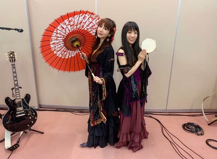 yucat（加藤有加利）さんのインスタグラム写真 - (yucat（加藤有加利）Instagram)「yucat ワンマンライブ@岡山城 PARALLEL LIVE 番外編～岡山ノ城ノ陣～ 2019.5.19. sun.  Thank you Sold Out!! ・ ・ いつものライブとは違い、お城観光あり、お弁当あり、ライブあり、お見送りありの盛りだくさんな内容でお届けしました。 普段は中に入れない不明門（あかずのもん）の中を開けていただきライブ会場を作り上げたのですが、照明や作り込んだモノが無いライブも珍しく、でもその代わりにみんなの表情がダイレクトに届いていつにも増して心を読み取れるライブでした。 私はこれ以上に愛の溢れた時間を他に知らないよ。 愛おしくてたまらないひと時でした(´°̥̥̥̥̥̥̥̥ω°̥̥̥̥̥̥̥̥｀) 参加して下さった皆様ありがとうございました！ ・ 去年FM岡山に呼んで下さった事がきっかけで今回の岡山城ワンマンライブが実現しました。 DJ牛嶋さんが企画の段階で下見に行けない私のためにたくさん写真や動画を送って下さったり今回もいっぱいいっぱいお世話になってしまいました。本当感謝です。 また夏にも岡山に行きます！！ 7/20（土）岡山県井原市美星町の七夕まつりにも出演するので今からとても楽しみです💫 ・ さぁ、次のライブたちに向けて準備します！！ またライブで会いましょー٩(๑❛ᴗ❛๑)۶ 【今後のライブ情報】 ●5/26（日）フリーライブ @浜川崎 ふれあい祭り 13:40頃〜 ●6/8（土）フリーライブ 14:00唐 @ お台場デックス4階台場一丁目商店街タワー広場 ●7/20（土）岡山県井原市美星七夕まつり出演 ●7/27（土）ワンマンライブvol.15 @恐竜レストラン🦖 ●8/18（日）FC王族会員限定ワンマンライブ ・ ・ #yucat #加藤有加利 #rythem #岡山城 #ワンマンライブ #不明門 #live  #岡山 #城  #japan #castle #okayamacastle #singer #singersongwriter #guitar #yashiro #manipulator #久保こーじ #和装 #和 #ozzonjapan #ozzon #ozz #ozzcroce #ozzoneste  #gothic #和ゴス #和テイスト #ゴス #ゴシック」5月23日 6時41分 - yucat1031