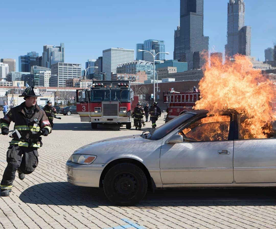 テイラー・キニーさんのインスタグラム写真 - (テイラー・キニーInstagram)「#chicagofire Season 7 finale airs TONIGHT! Thank you to all the fans for your support, thanks to our tireless crew for putting up with such a rowdy bunch of characters. Enjoy the episode and we hope everyone tunes in for Season 8. I’m sure our writers have some tricks up their sleeves. Lots of love #onechicago」5月23日 6時34分 - taylorkinney111