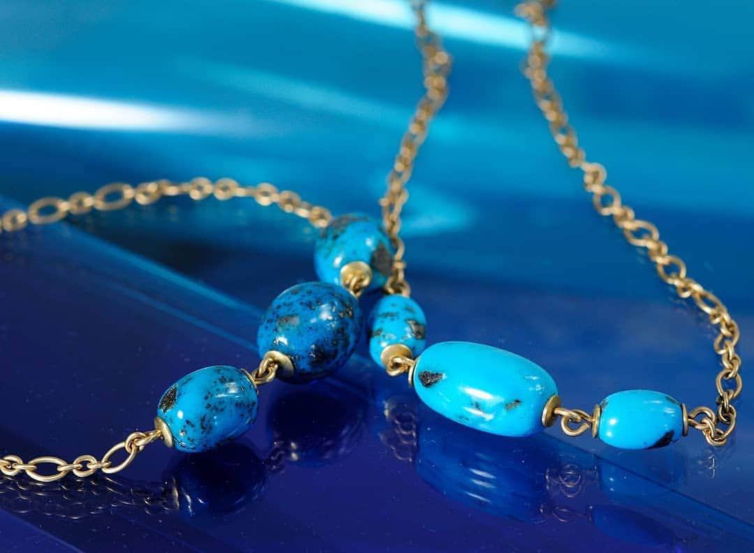 のインスタグラム：「Bright and clear, our Persian Turquoise beads truly look like the earth, elongated continents and all. In these beads we see a world without borders and are reminded to care for this incredible planet of ours. We read rivers, mountains and forests in this stone, it is topographic poetry. These bold necklaces will take many trips around the sun with you, hanging close to your heart, helping keep sight of the joy in life, even as plates shift and rumble beneath your feet. We designed these necklaces to feature the natural beauty of the stone, designed by Mother Nature.」