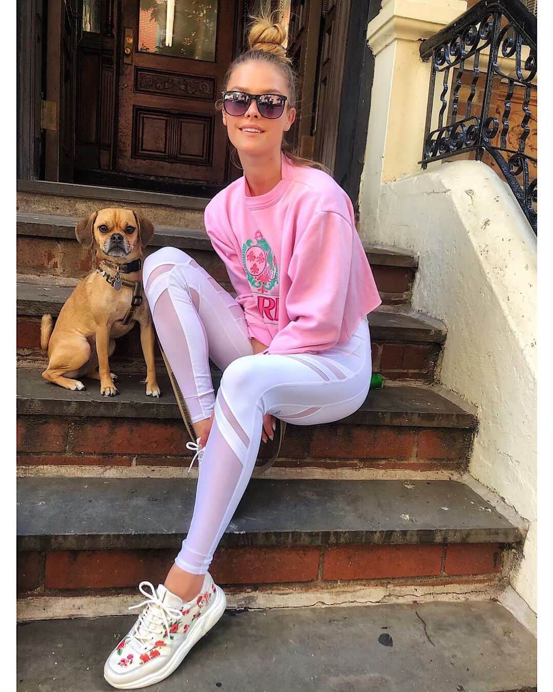 ニーナ・アグダルのインスタグラム：「One of us designed a shoe with @koio (preorder tomorrow at 1 pm), and the other one peed on a rug this morning 🤔 #koioxninaagdal」
