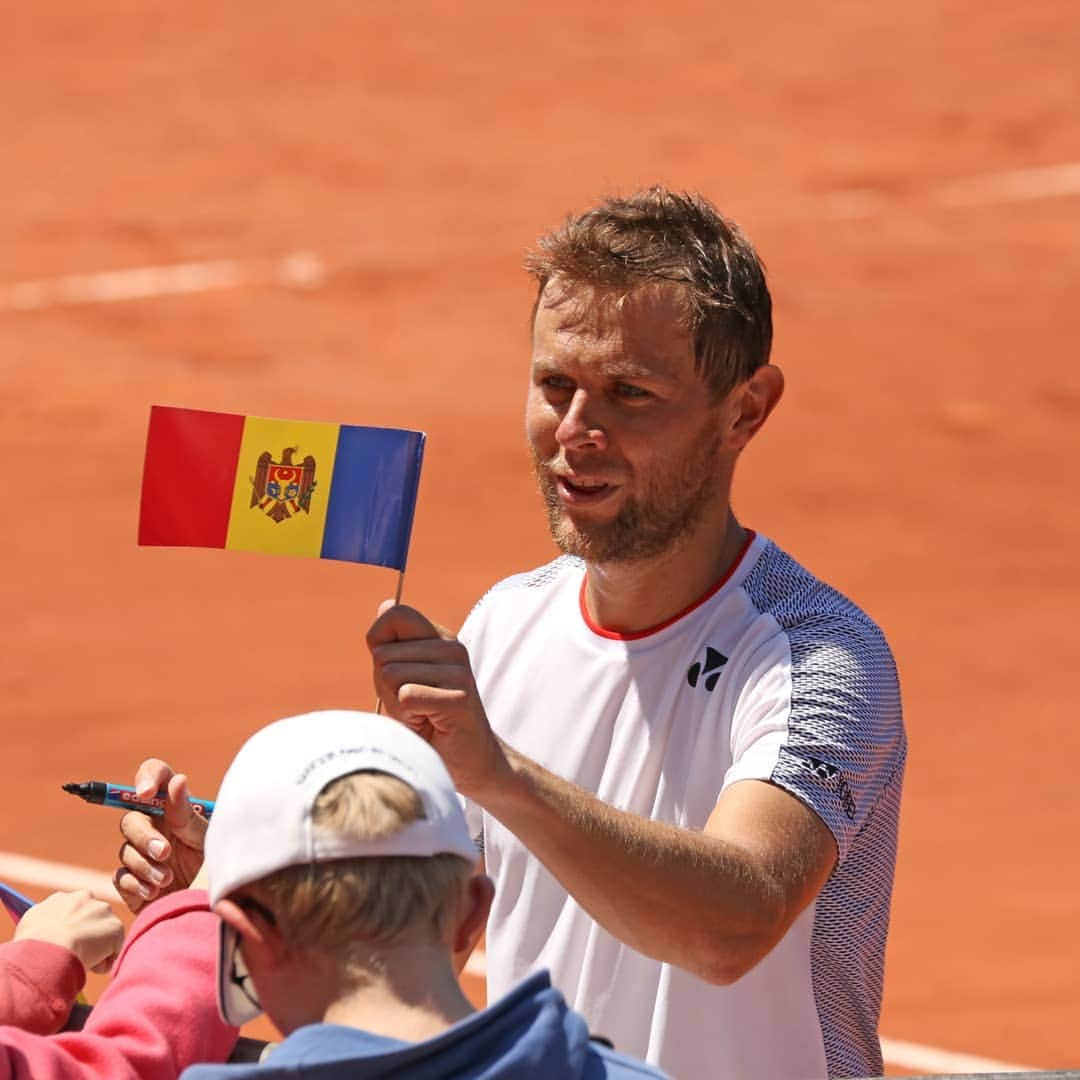 ラドゥ・アルボットさんのインスタグラム写真 - (ラドゥ・アルボットInstagram)「Into the quarterfinals at @banque_eric_sturdza_genevaopen  Thanks for comming and cheering for me, Moldavian supporters! -) #moldova #is #a #small #country #but #we #are #everywhere 🇲🇩」5月23日 6時37分 - radu.albot11