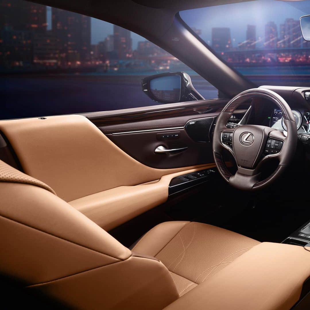 Lexus USAのインスタグラム：「Commercial-free music, talk, sports, comedy and more. If you're a Lexus owner, @SiriusXM is offering a complimentary listening period on inactive radios from now until June 4. Includes online and in-app streaming. Find out more in the link in our bio.」