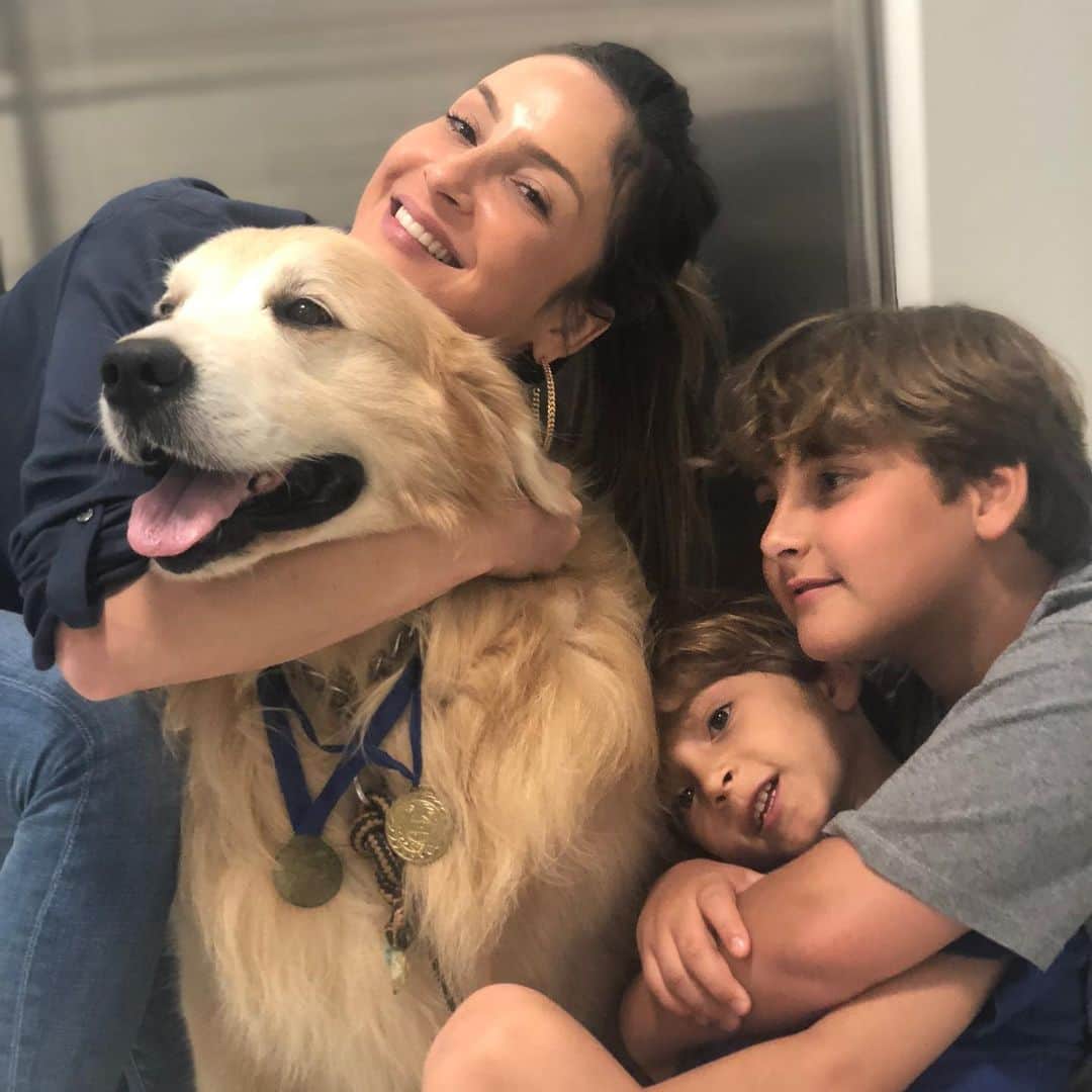 Claudia Leitteのインスタグラム：「Feliz dia do abraço! 🥰 ps. Um dos meus 9 filhos peludos, Fubá. rs Sim! Eu tenho 9 cachorros. 🙈」