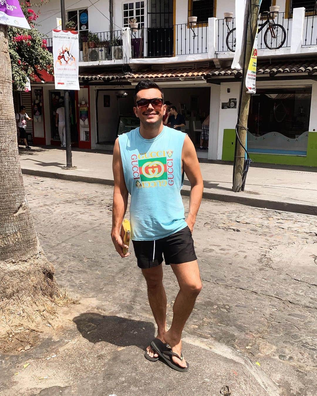 アンソニー・ラモスのインスタグラム：「Only shorts, tanks & @havaianasusa for the foreseeable future」