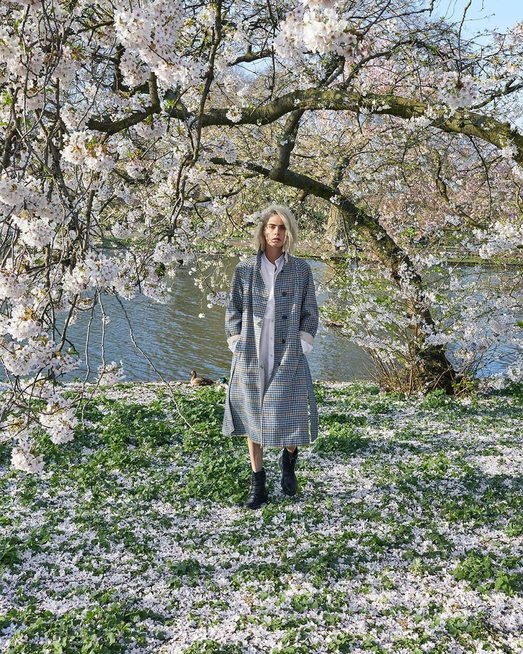 カーラ・デルヴィーニュのインスタグラム：「You can almost smell the blossoms in this Burberry Her Blossom campaign shot by Jurgen Teller. Fruity, spicy, musky – just like my favorite city in spring. @Burberry #BurberryBeauty #BurberryHerBlossom #Ad」