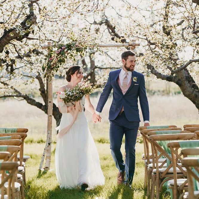 アイクベーハーさんのインスタグラム写真 - (アイクベーハーInstagram)「This stunning Spring wedding has us in love. Check out the groom in our navy tux! That pop of light pink is such a nice touch 🌸👔 📷 : @honeybeeweddingsmt . . . . . . . . . . . . . . . . . . . . . #menswear #suitup #ikebehar #classic #classicmenswear #mensstyle #suitandtie #menswearblog #vintage #film #style #mensfashion #fashionblog #suitandtie #blacktie #behar #suited #whiskey #fallfashion #tuxedo #slimfitsuit #ties #pocketsquare #floral #spring #navytux #ikebeharwedding」5月22日 22時04分 - ikebehar