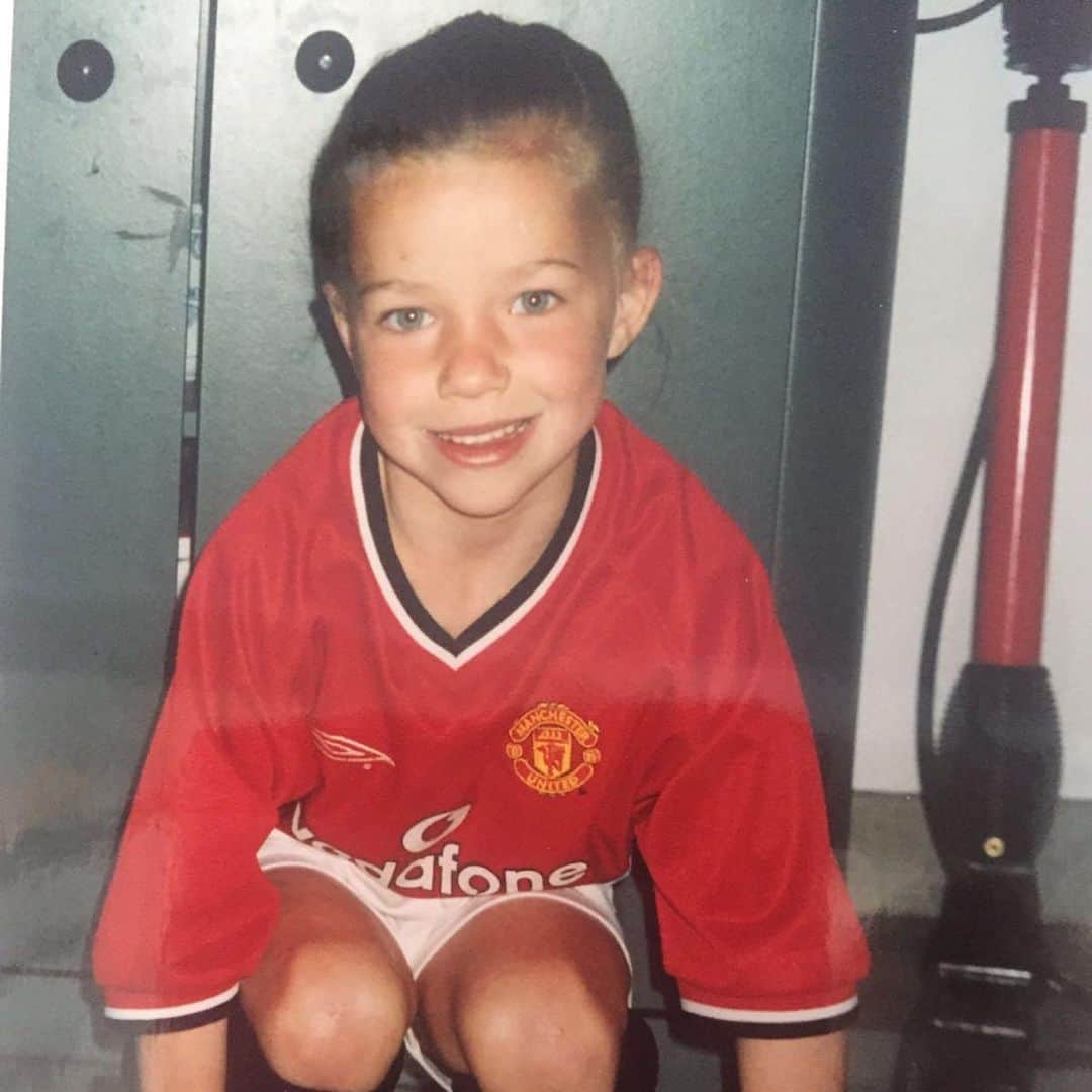 ジャッキー・グローネンのインスタグラム：「What did you dream of as a kid? 🔴⚫️ @manutdwomen #MUFC」