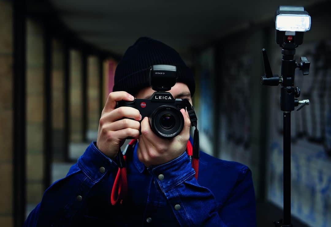 のインスタグラム：「Use it in combination with a camera, as a remote flash or in combination with the Leica SF C1, for illuminating your subject from any desired angle: The SF 60 flash unit has a lot to offer. Discover the possibilities via the link in bio!  #LeicaCamera #Leica #🔴📷 #Leicagram #LeicaSL #ProfessionalPhotography #StudioPhotography #Leicaflash #TheLeicaLook #LeicaWorld #Leica_Club #LeicaSociety #LeicaPhoto #ShootLeicaPro #cameraporn #LeicaPorn」