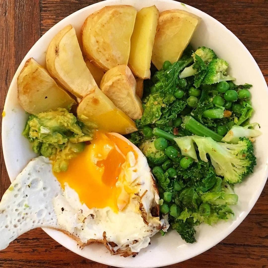 Flavorgod Seasoningsさんのインスタグラム写真 - (Flavorgod SeasoningsInstagram)「Post-work snack bowl by @betterbeingsteph💪⠀ .⠀ “Roast potatoes, avocado, egg and a mix of sautéed broccoli, peas and kale. All seasoned with @flavorgod cheese seasoning. Because everything tastes better with a little cheese 🧀 👌🏻”⠀ .⠀ Add delicious flavors to any meal!⠀ Click the link in my bio @flavorgod ⠀ ✅www.flavorgod.com⠀」5月22日 22時00分 - flavorgod