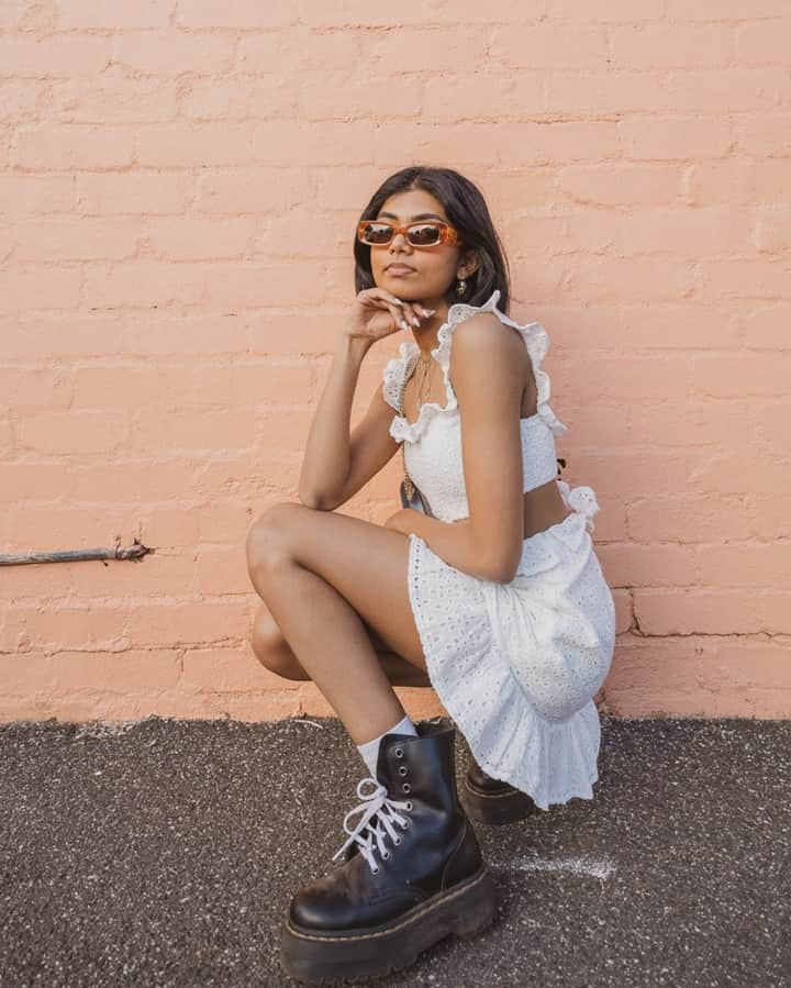 のインスタグラム：「Cool girl @poseandrepeat giving us straight 🔥 in our #janacutoutdress #saboskirt」