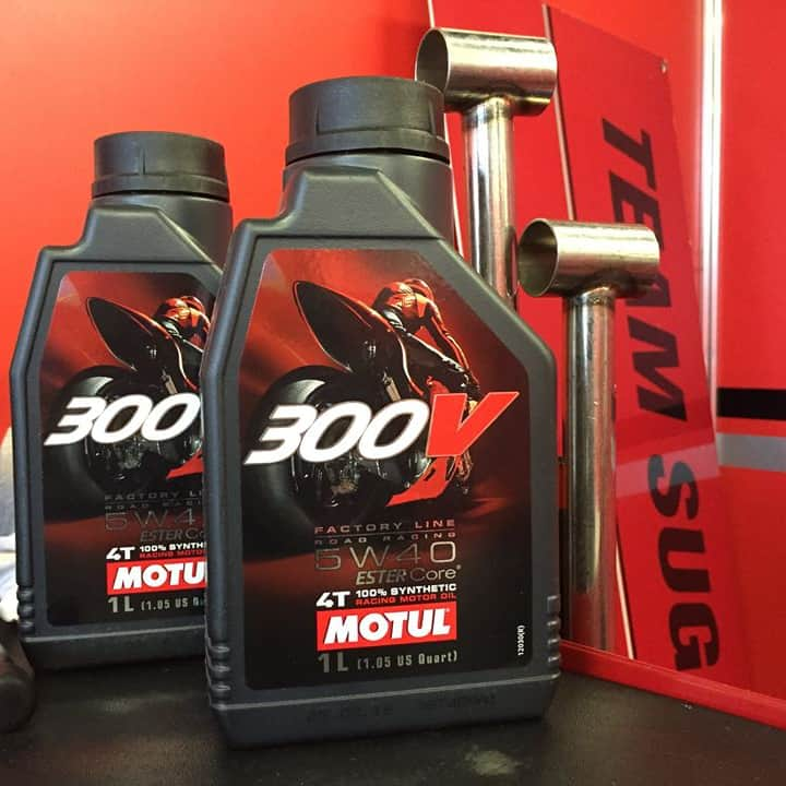 MOTUL Japanさんのインスタグラム写真 - (MOTUL JapanInstagram)「【エンジンオイルの粘度を誤ると…？】 エンジンオイルには粘度があり、季節や気温によって粘度を選択することが必要なのはご存知ですよね！では、粘度を誤るとどんなことが起こってしまうのか、皆さんは説明できますか？ . 必要以上に硬い粘度を選択すると、オイルの硬さが抵抗となり、エンジン出力をタイヤに伝えるまでに出力が低下してしまいます。 . また、必要以上に軟らかい粘度を選択すると、オイルがしっかりと油膜を保持できなくなり、金属同士が接触。それが出力の低下につながり、場合によっては部品を傷めることも。 . 自分の思い込みや知識だけで決めてしまわず、お近くのディーラーにもご相談くださいね！ . #motul #motuljapan #エンジンオイル #engineoil #メンテナンス #車 #車好きと繋がりたい #エンジン #バイク #バイク好きと繋がりたい #モチュール #車好き #バイク好き #オイル交換 #mactools #高性能オイル #エンジンオイル交換 #300V #300V2 #nismo #nissan #gtr #suzuki #subaru #wrx #sti #車好きな人と繋がりたい #レース好きと繋がりたい #スポーツカー #愛車」5月22日 22時00分 - motuljapan