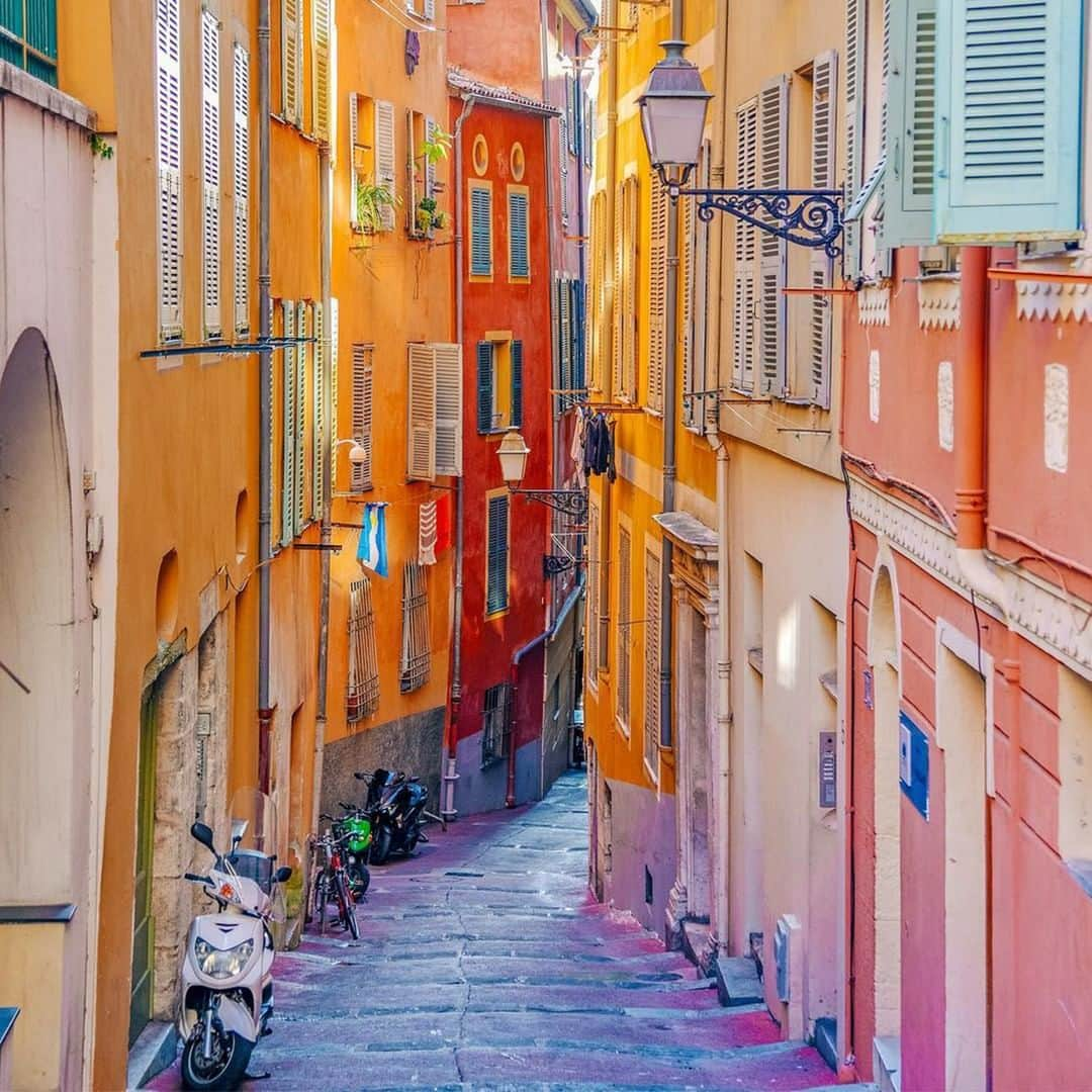 エールフランスさんのインスタグラム写真 - (エールフランスInstagram)「With its citrus-coloured facades and vivid shopping aisles, succumb to the Old City of Nice. Façades agrumes, allées marchandes et colorées, laissez vous séduire par la Vieille Ville de Nice. 📸 Merci @Iamtravelr #AirFrance #Franceisintheair  #nice #france #travel」5月22日 22時01分 - airfrance