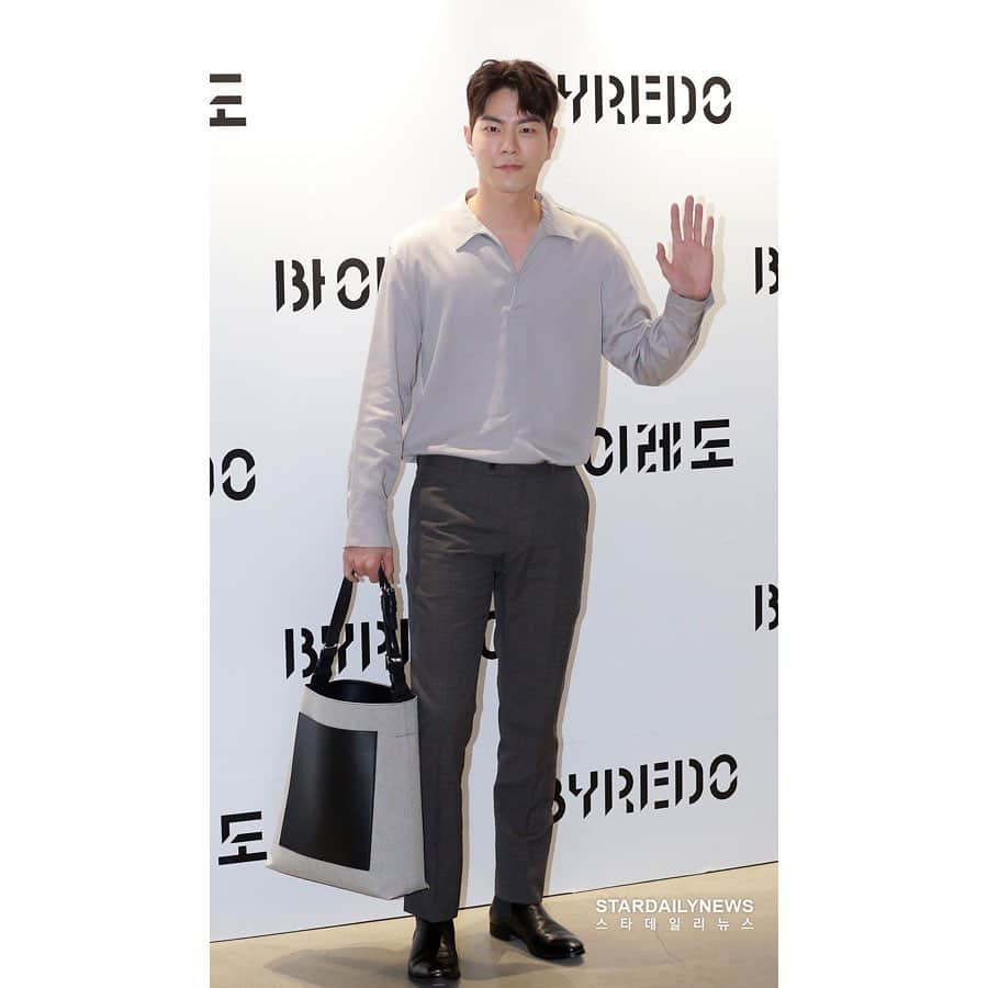 ホン・ジョンヒョンのインスタグラム：「바이레도 오픈 축하합니다. #byredo #바이레도 @hyoni_kang 오랜만에 만나서 대화 삼매경🥳」