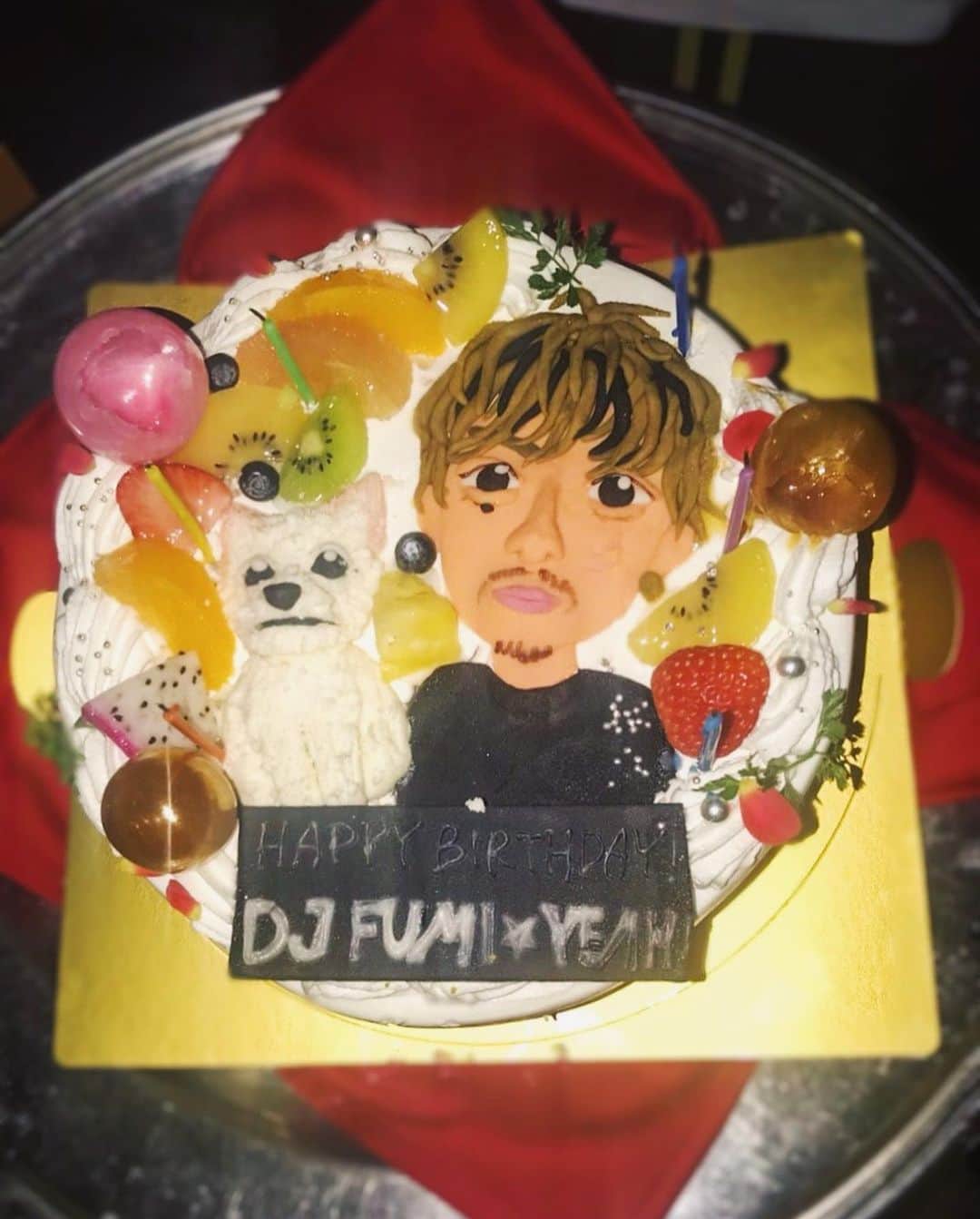 DJ FUMIさんのインスタグラム写真 - (DJ FUMIInstagram)「誕生日迎えましたー🤪こうやって毎年祝ってもらえるって幸せなことだよなー🎂🎁みんなありがとう🙏✨」5月22日 22時13分 - djfumiyeah
