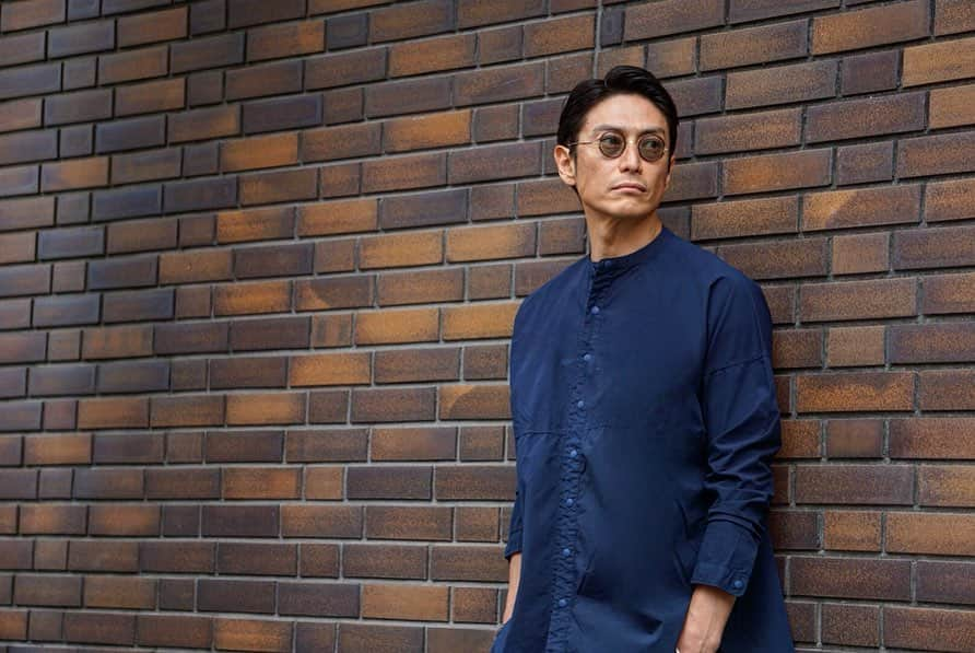 伊勢谷友介さんのインスタグラム写真 - (伊勢谷友介Instagram)「I'm discovering you rebirth project equipment. Organic cotton shirts and pants. It's very smooth comfortable.My most favarite point is the "snap botton. Easy to wear, easy to take off.Try it once!  本日はお気に入りアイテムのご紹介です。 オーガニックタイプライターを贅沢に使用し、パリッとした張り感のあるREBIRTH PROJECT オリジナルのセットアップシリーズ。生地は軽やかでオーガニックコットンならではの肌触りで、着心地の良さもポイント‼︎ 未来や社会のことを考えた大人の「消費の選択」を是非。  #REBIRTHPROJECT #10周年 #オーガニックコットン #タイプライター #イージースラックス #ドロップショルダーシャツ #organic #cotton  #sustainablefashion #madeinjapan」5月22日 22時13分 - iseya_yusuke