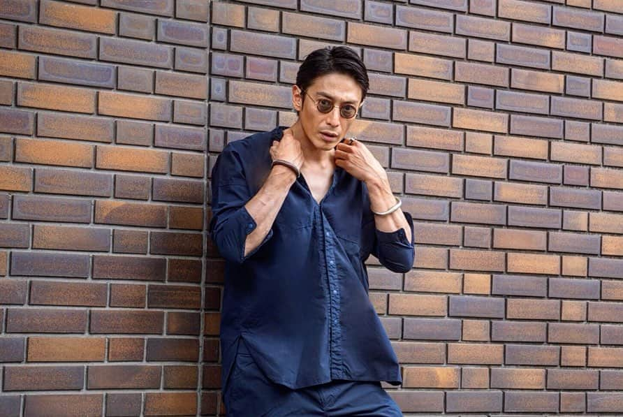 伊勢谷友介さんのインスタグラム写真 - (伊勢谷友介Instagram)「I'm discovering you rebirth project equipment. Organic cotton shirts and pants. It's very smooth comfortable.My most favarite point is the "snap botton. Easy to wear, easy to take off.Try it once!  本日はお気に入りアイテムのご紹介です。 オーガニックタイプライターを贅沢に使用し、パリッとした張り感のあるREBIRTH PROJECT オリジナルのセットアップシリーズ。生地は軽やかでオーガニックコットンならではの肌触りで、着心地の良さもポイント‼︎ 未来や社会のことを考えた大人の「消費の選択」を是非。  #REBIRTHPROJECT #10周年 #オーガニックコットン #タイプライター #イージースラックス #ドロップショルダーシャツ #organic #cotton  #sustainablefashion #madeinjapan」5月22日 22時13分 - iseya_yusuke