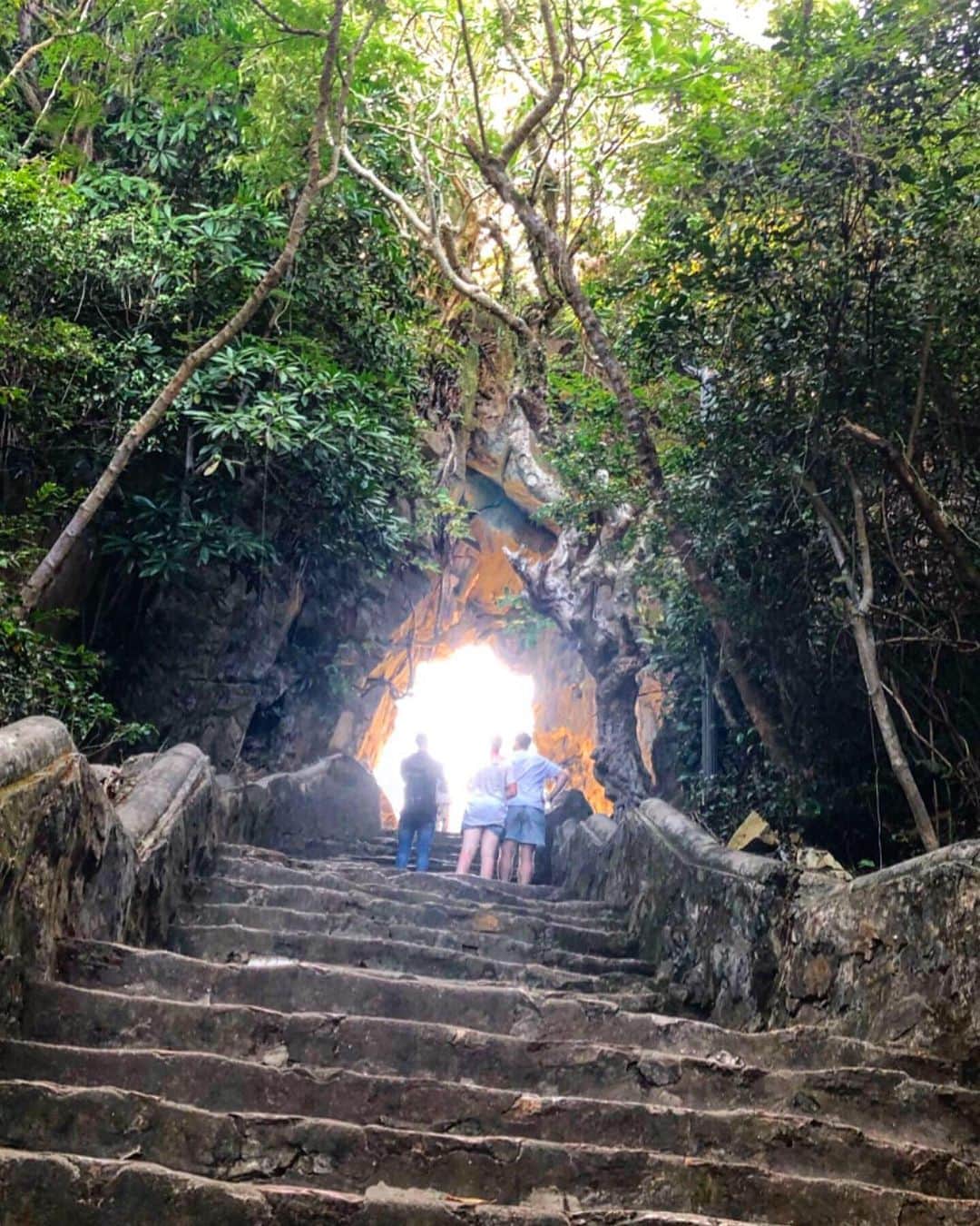 久保杏奈さんのインスタグラム写真 - (久保杏奈Instagram)「ダナンの五行山（マーブルマウンテン）のトゥイーソンで一番の見どころのフィエンコ洞窟に行ってきた。 結構歩いて汗だくになったけど フィエンコ洞窟に着いて、涼しくなったと思ったら、 大仏様がすごい迫力で、 暑さは吹っ飛んだ！😳 着くまで何だかんだ楽しかったからあっという間だしお散歩がてらいくにもオススメかな！ でも道がゴツゴツしてるからスニーカーが👍だよ👟 私は服の中に水着着て登った👙😁 帰りにはオススメされた大理石のお店でマリア様の置物をマミータに買ったよ👰⛪️すんごーく喜んでくれてよかった🧡  #洞窟探検#寺院参拝#観光スポット#山全体が大理石#マーブルマウンテン#五行山#ダナン#ホイアン#ハイキング#🌞#大仏様#お参り#birthdaytrip#誕生日旅行 #ベトナム#🇻🇳#danang」5月22日 22時09分 - ___iam_anna___